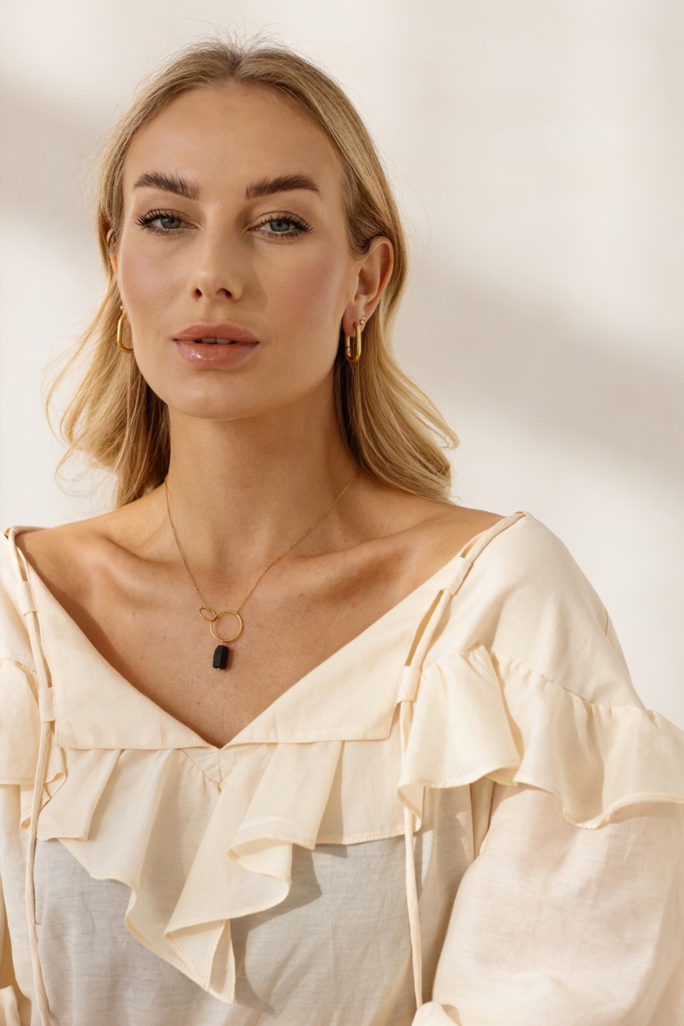 Naszyjnik  Black Energy –  naszyjnik z Turmalinem surowym – stal szlachetna pozłacana