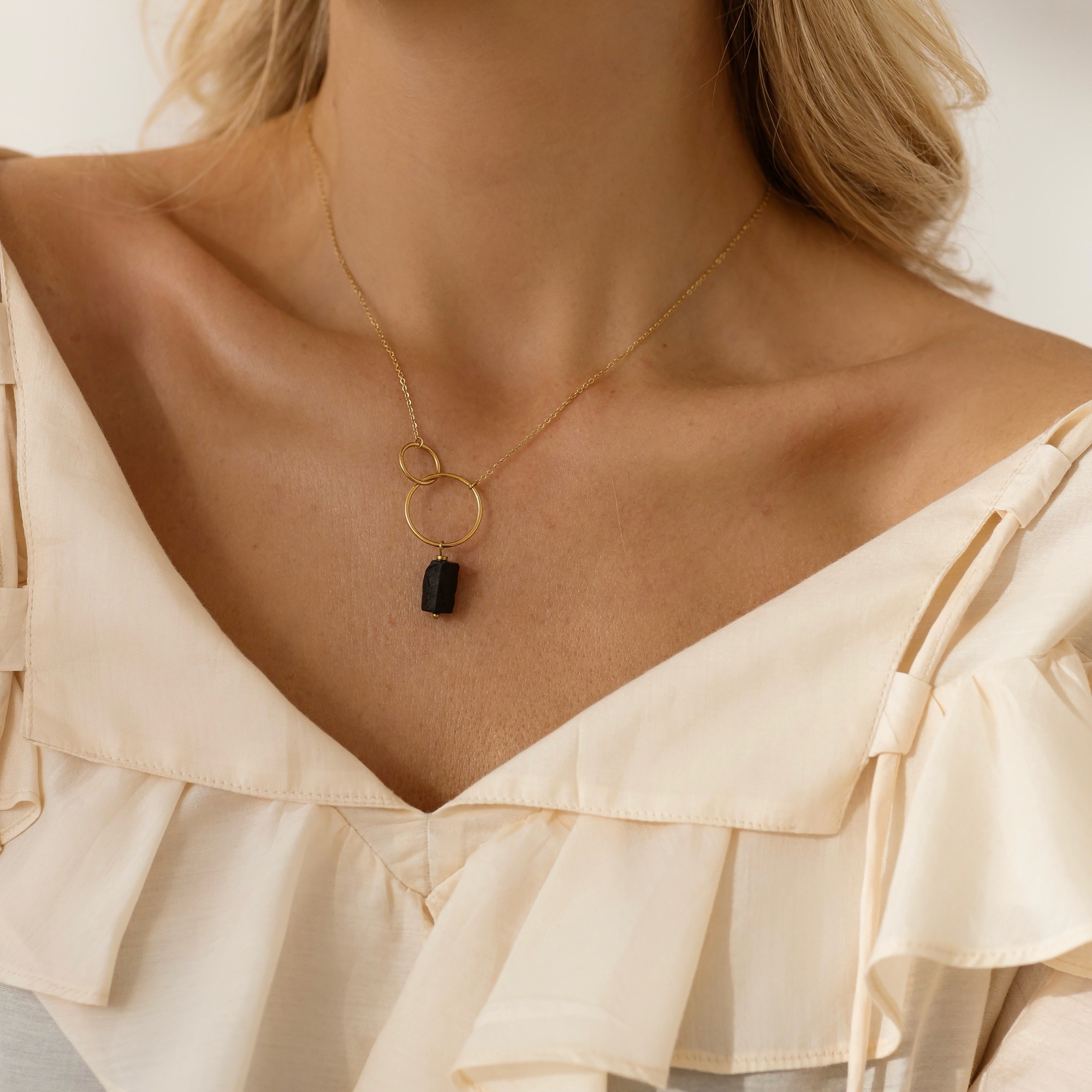 Naszyjnik  Black Energy –  naszyjnik z Turmalinem surowym – stal szlachetna pozłacana