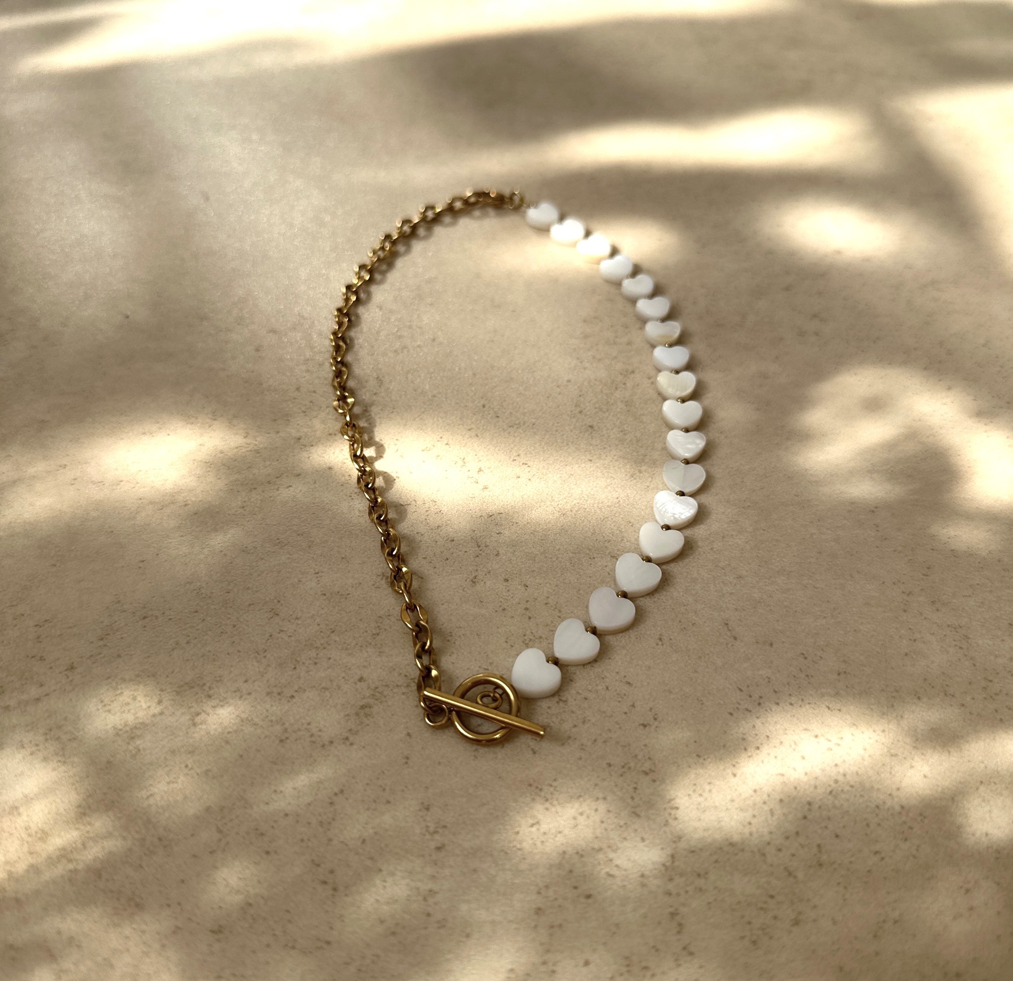 Naszyjnik White Heart chain – masa perłowa, stal szlachetna pozłacana