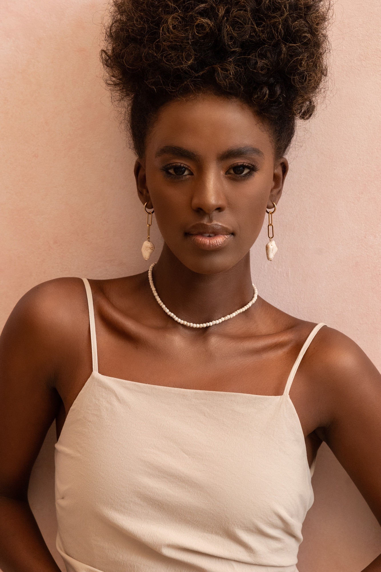 Kolczyki „Kalifornia” – Howlit – stal szlachetna pozłacana