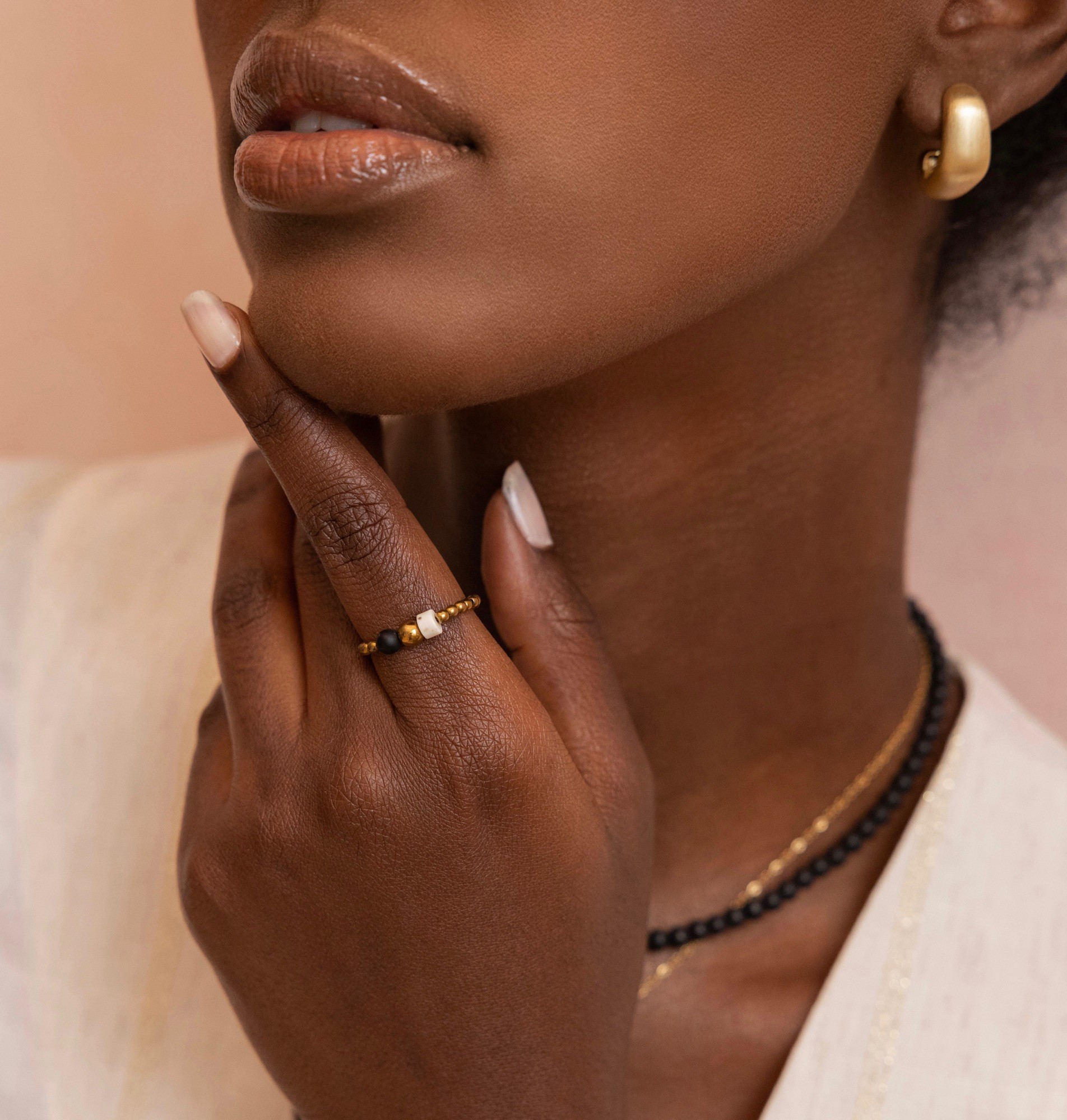 Pierścionek elastyczny „Nomade” – Hematyt, Howlit, Onyks