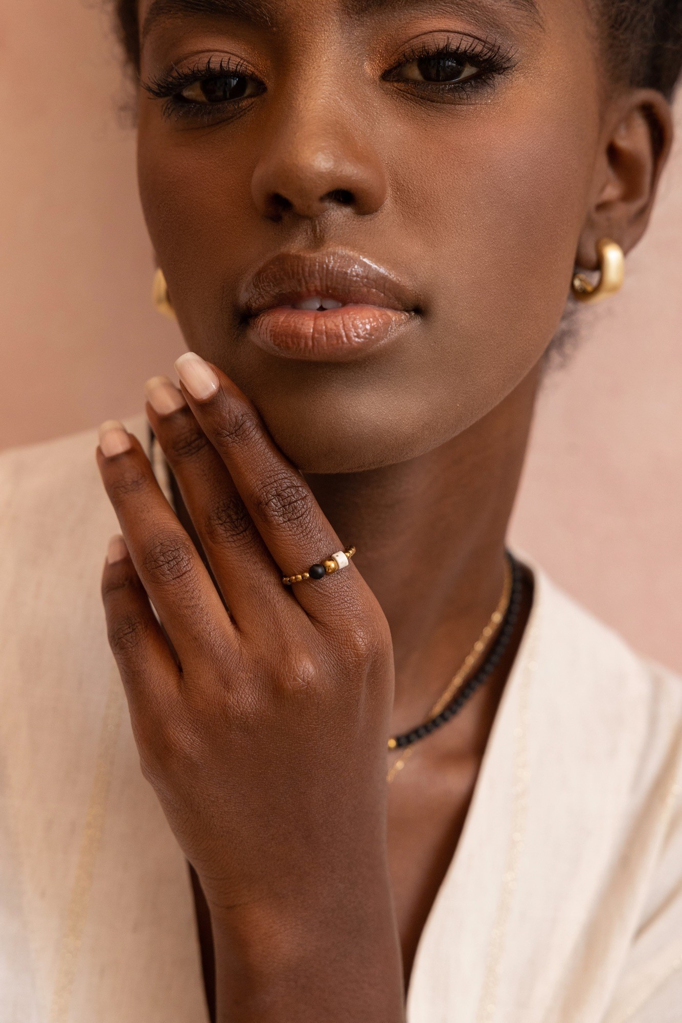 Pierścionek elastyczny „Nomade” – Hematyt, Howlit, Onyks