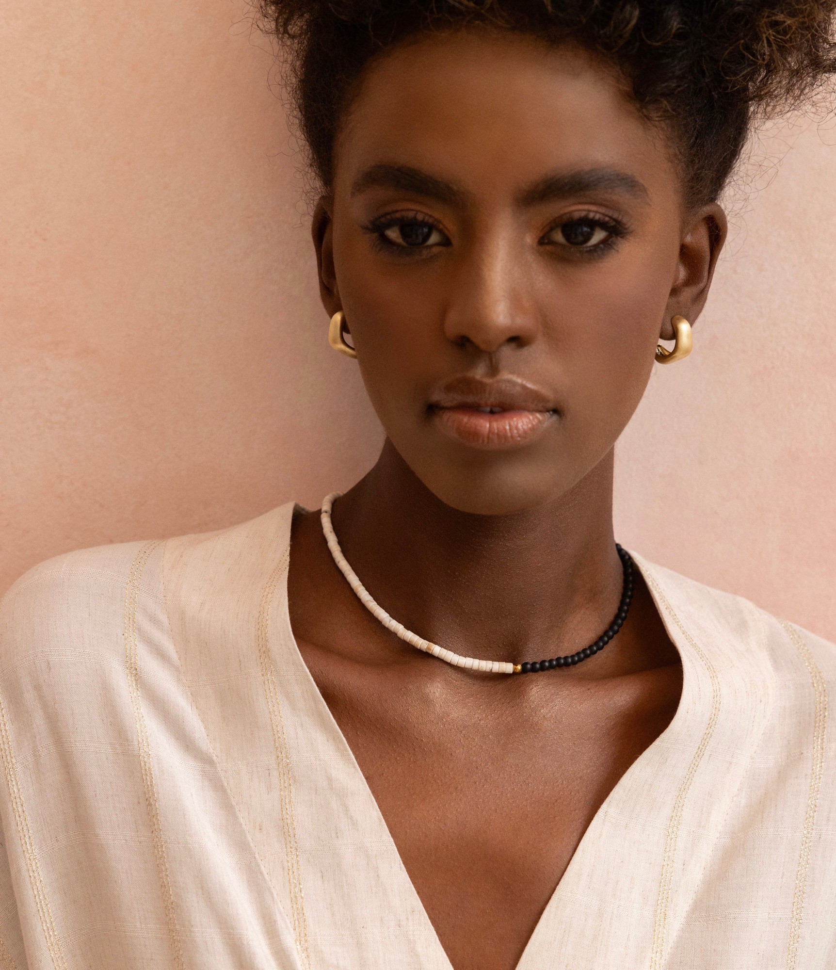 Naszyjnik „Nomade” – Howlit krążki, Onyks, Hematyt