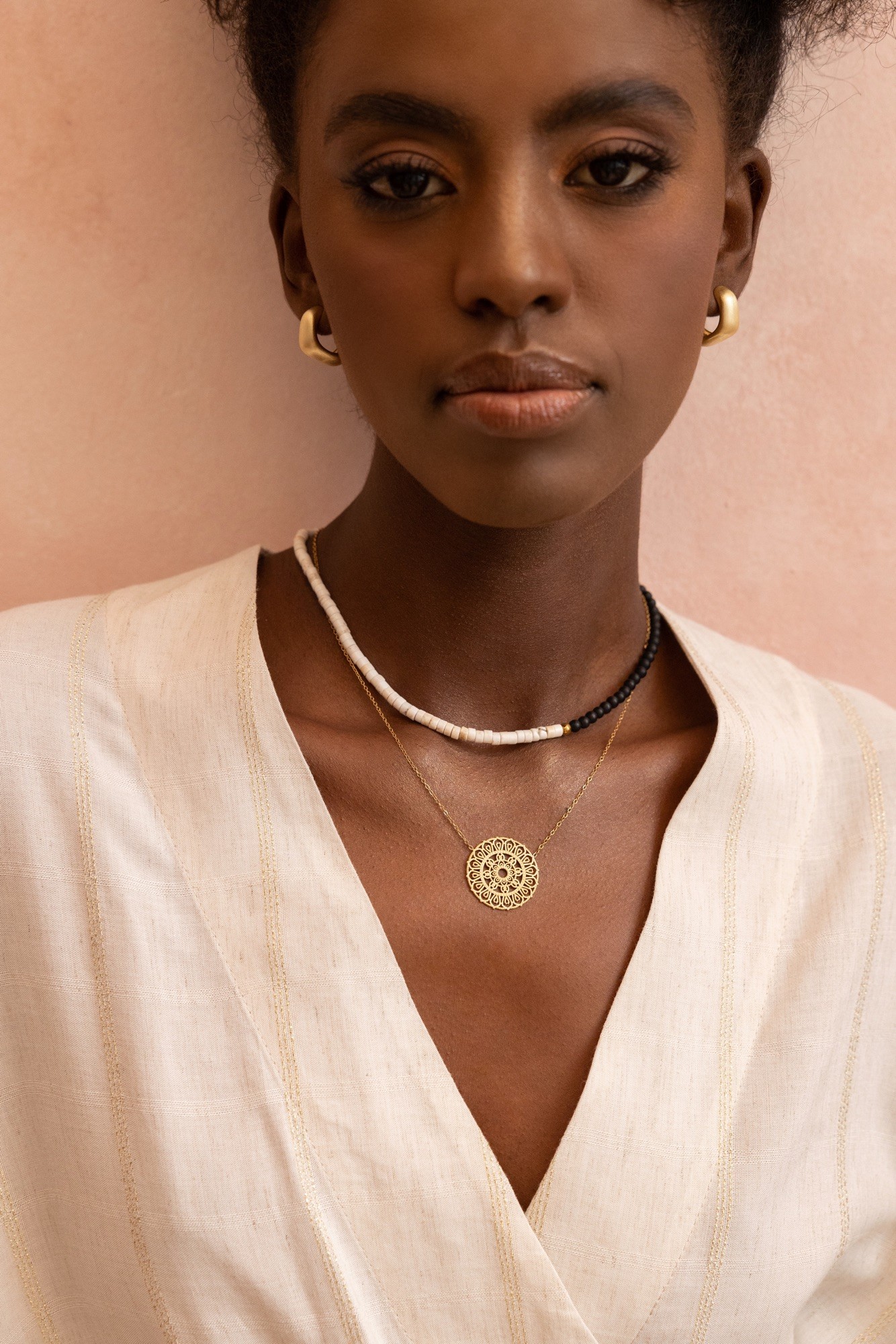 Naszyjnik „Nomade” – Howlit krążki, Onyks, Hematyt