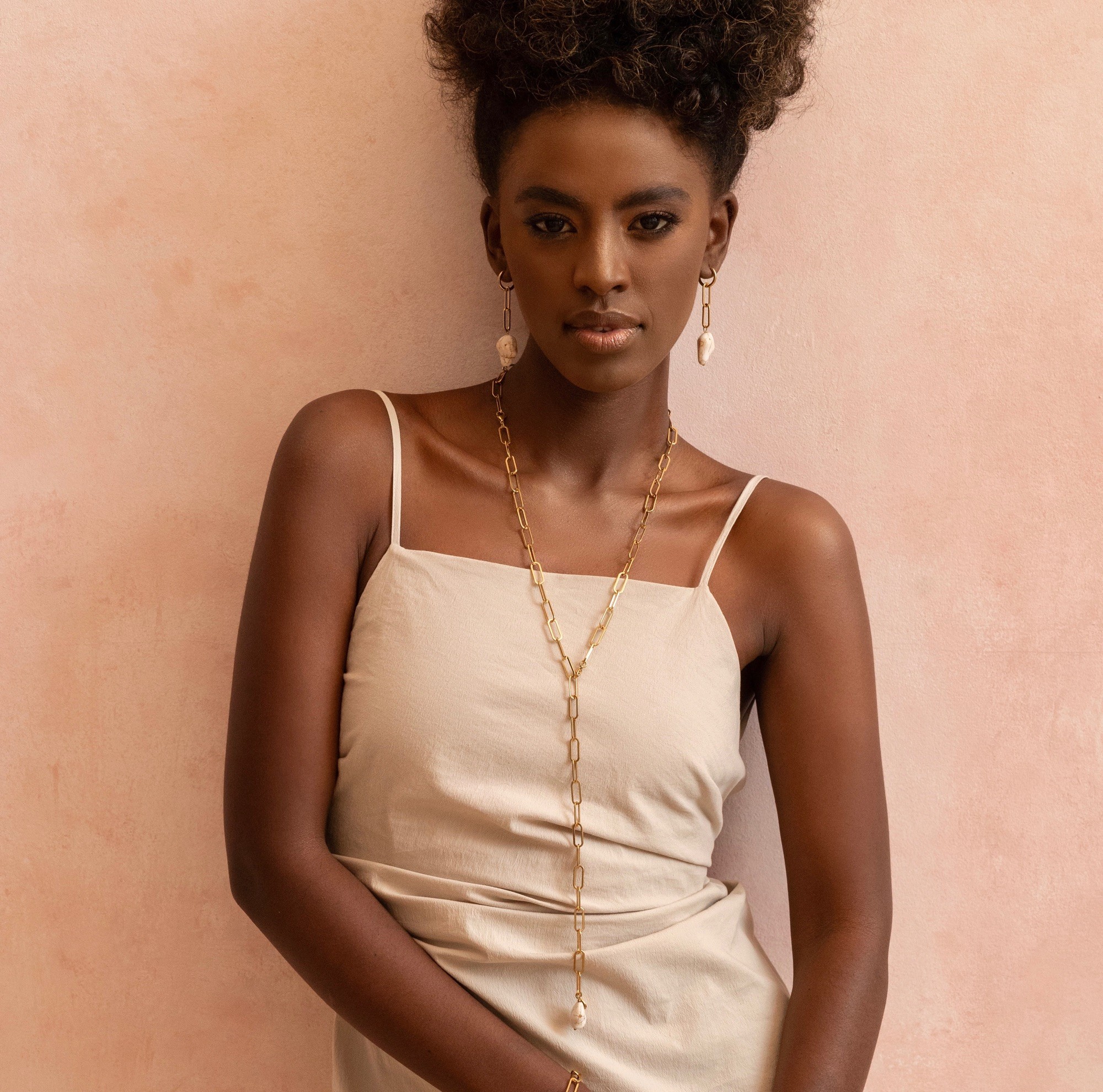 Długi naszyjnik „Kalifornia chain” – Howlit – stal szlachetna pozłacana