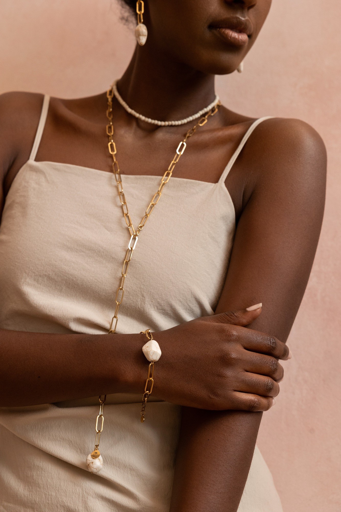 Długi naszyjnik „Kalifornia chain” – Howlit – stal szlachetna pozłacana