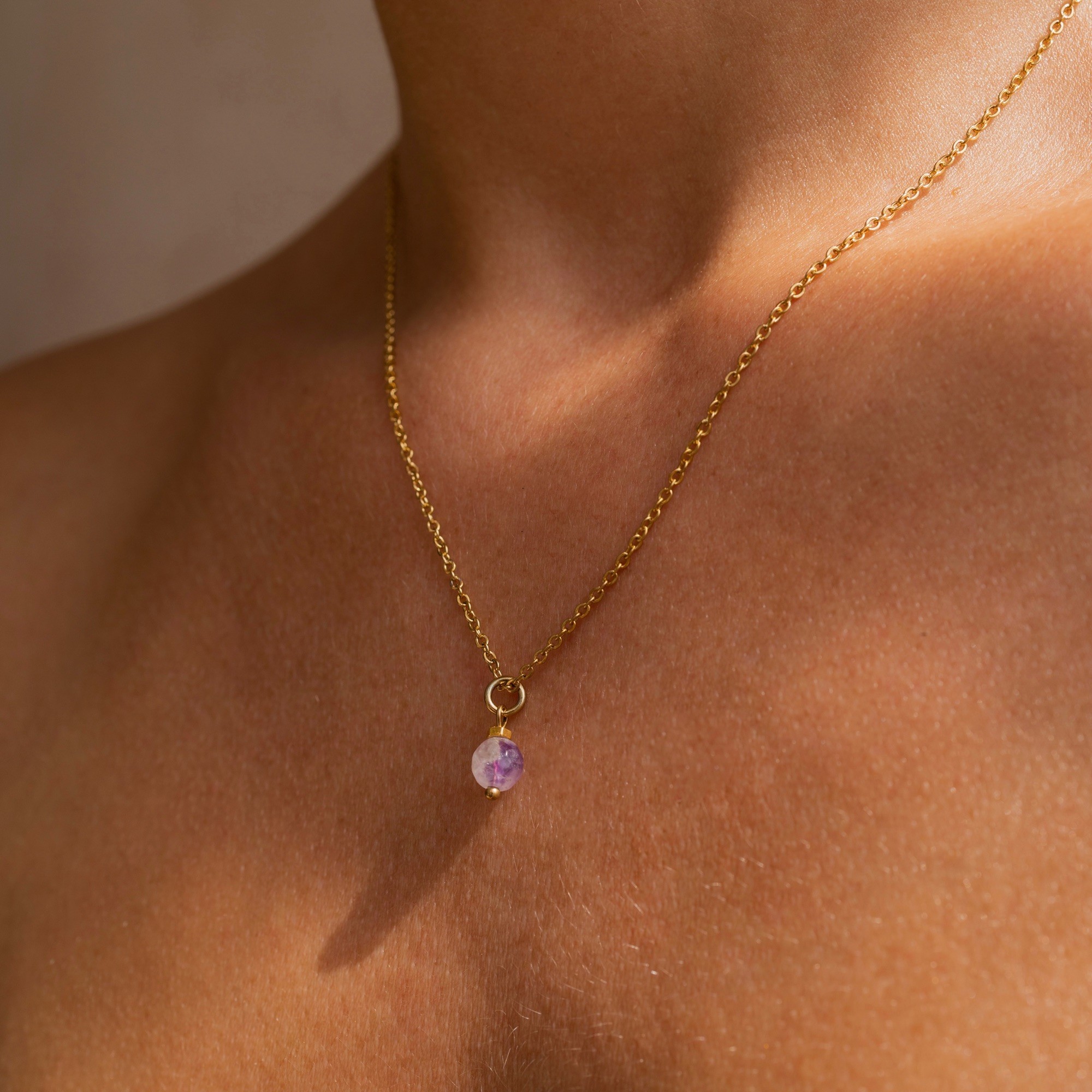 Naszyjnik zodiakalny – Ryby – Ametyst – stal szlachetna pozłacana