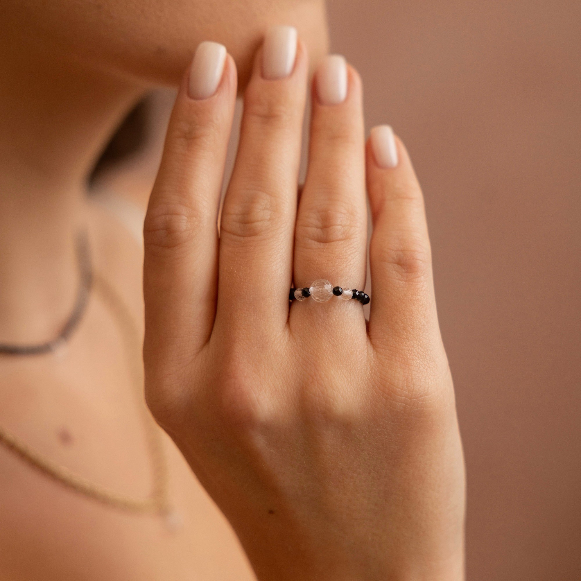 Pierścionek elastyczny „Black festive” – Kryształ górski, Turmalin czarny