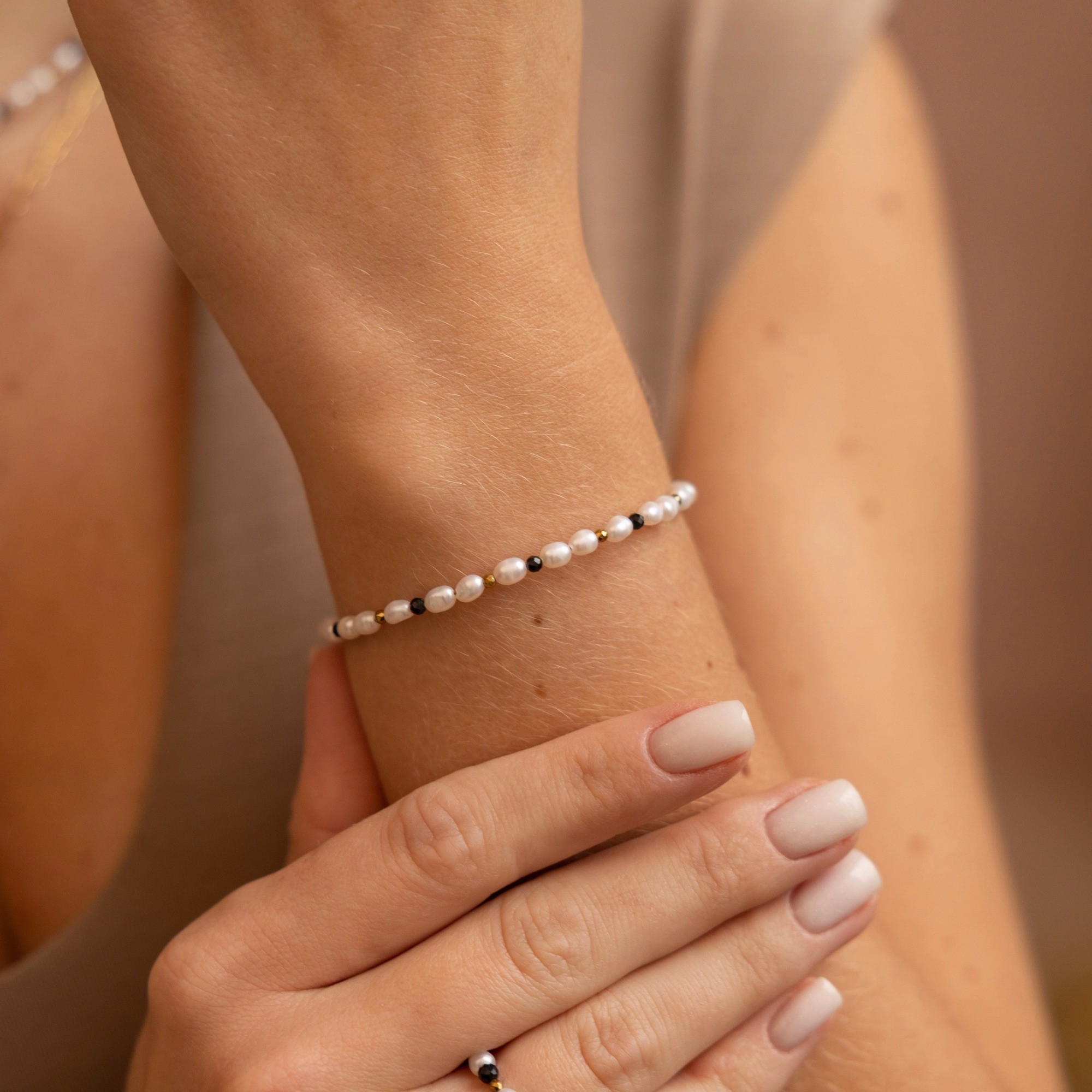 Bransoletka „Contrast” – Perła słodkowodna, Turmalin czarny, Hematyt