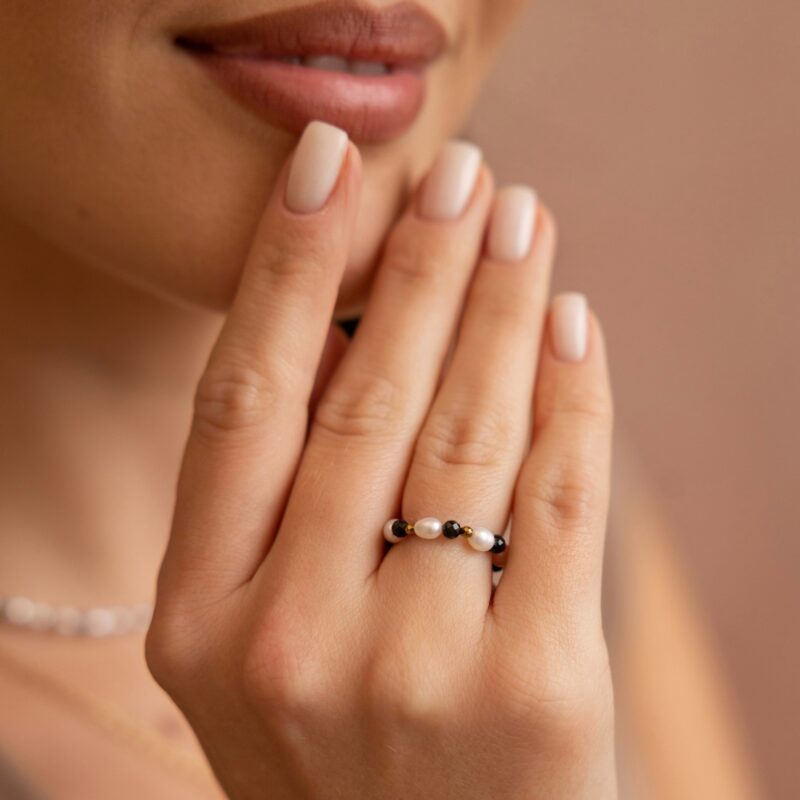 Pierścionek elastyczny "Contrast" - Turmalin czarny, Perła słodkowodna, Hematyt