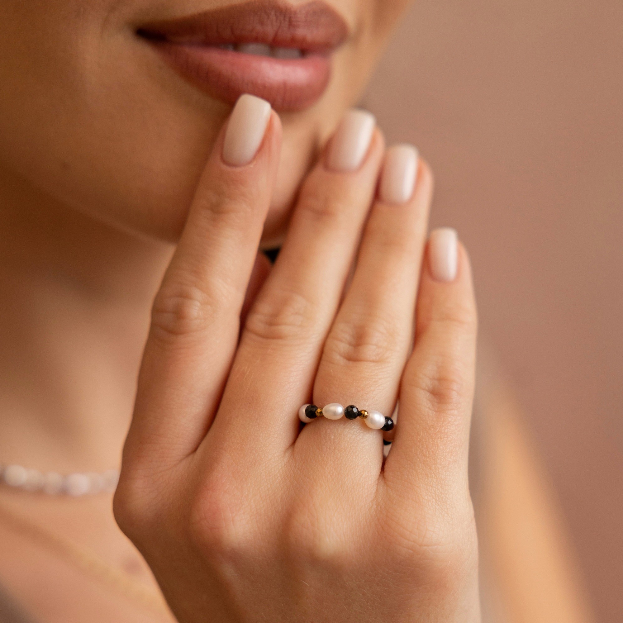 Pierścionek elastyczny „Contrast” – Turmalin czarny, Perła słodkowodna, Hematyt