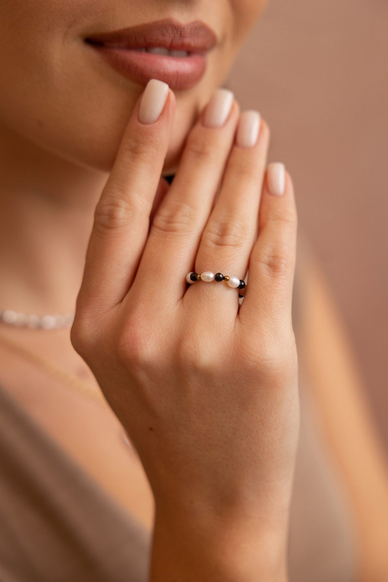 Pierścionek elastyczny „Contrast” – Turmalin czarny, Perła słodkowodna, Hematyt