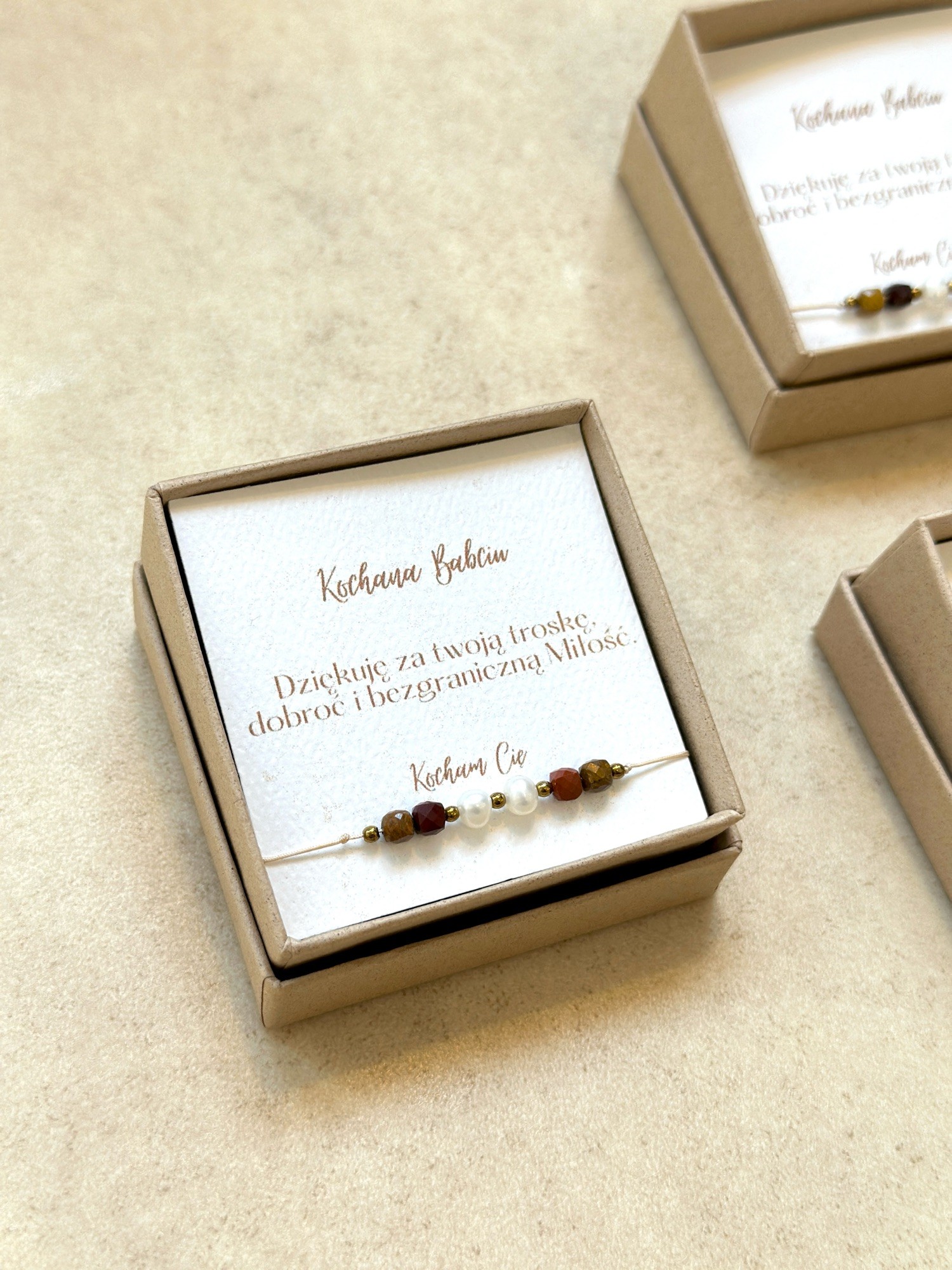 Bransoletka sznurkowa „Perła Babci” – Perła słodkowodna, Mokait – bransoletka dla babci