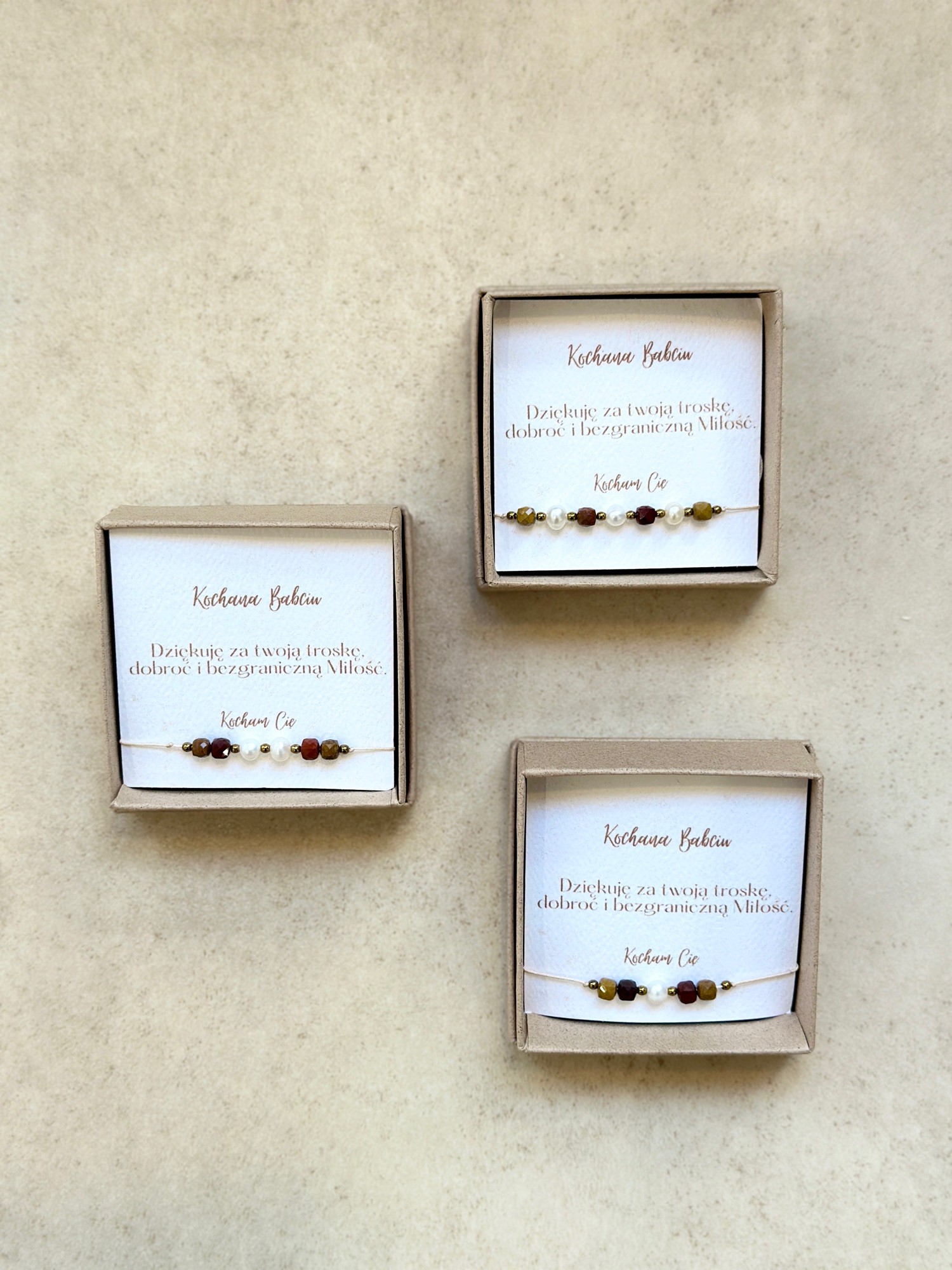 Bransoletka sznurkowa „Perła Babci” – Perła słodkowodna, Mokait – bransoletka dla babci