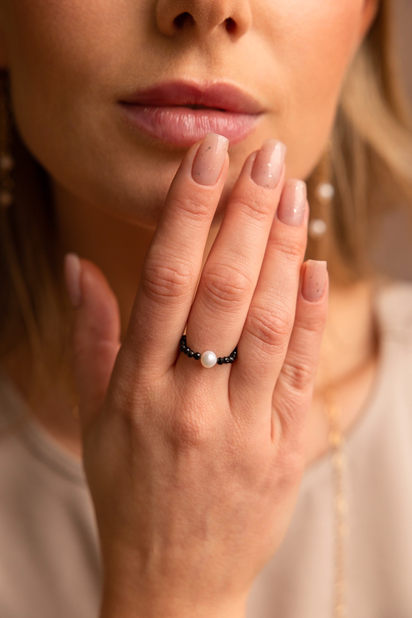 Pierścionek elastyczny Pearl drop – perła słodkowodna, Turmalin czarny