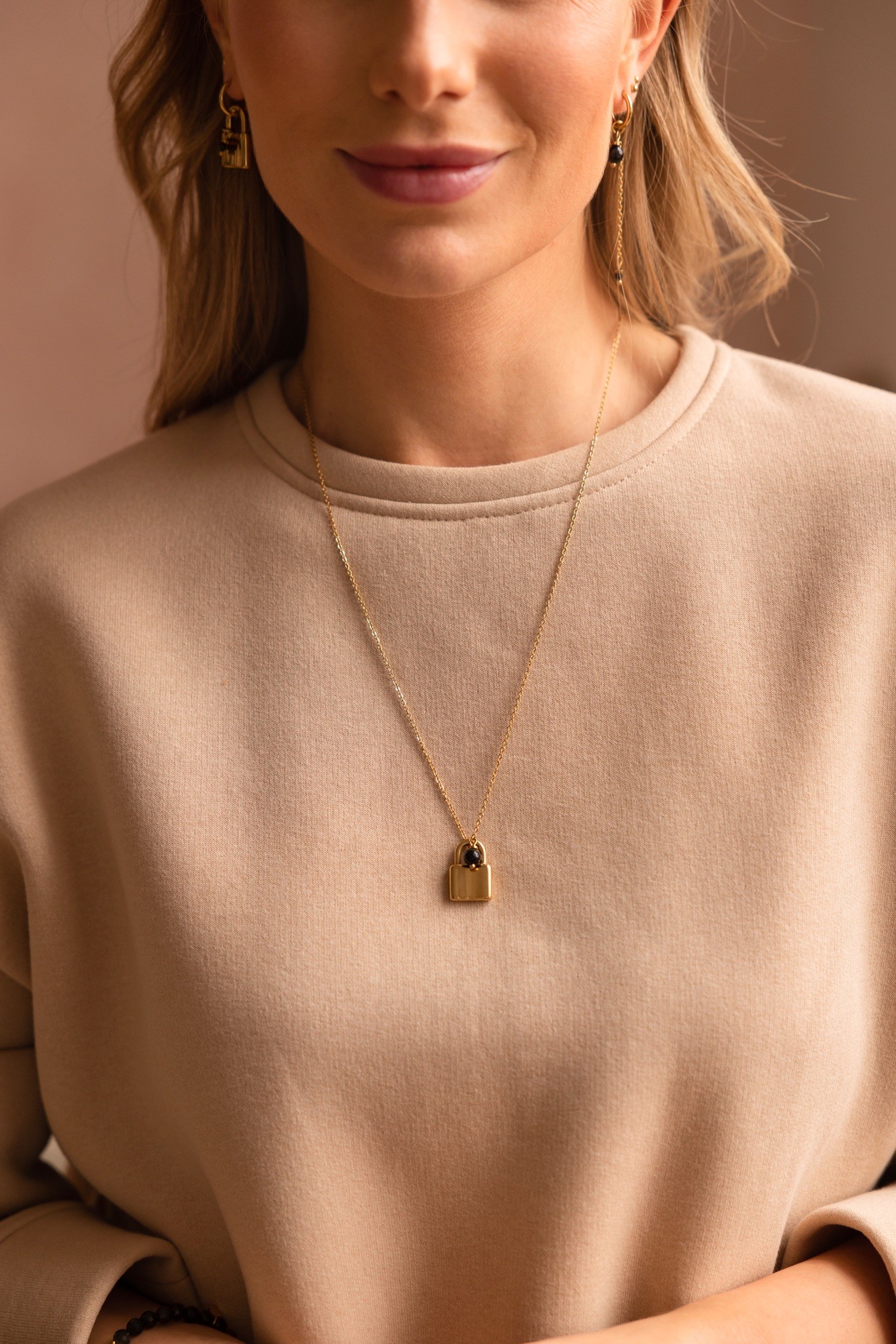 Łańcuszek z kłódką „Lock me” – Turmalin czarny, stal szlachetna pozłacana