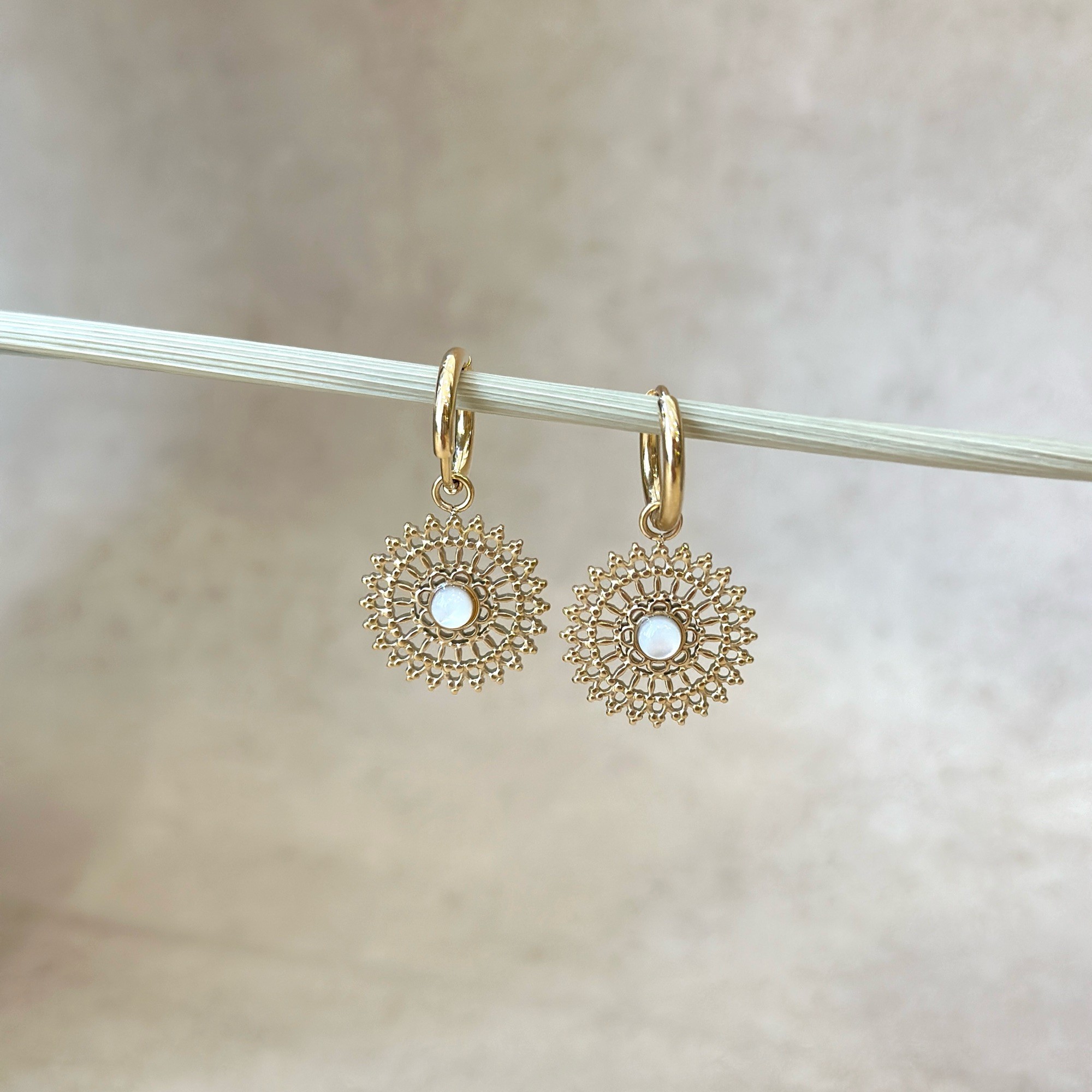 Kolczyki Boho Baby – stal szlachetna pozłacana, masa perłowa