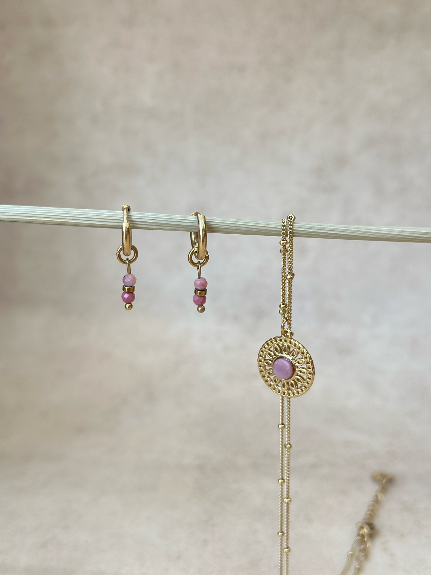 Kolczyki Boho pink –  kolczyki z Rodonitem, stal szlachetna pozłacana