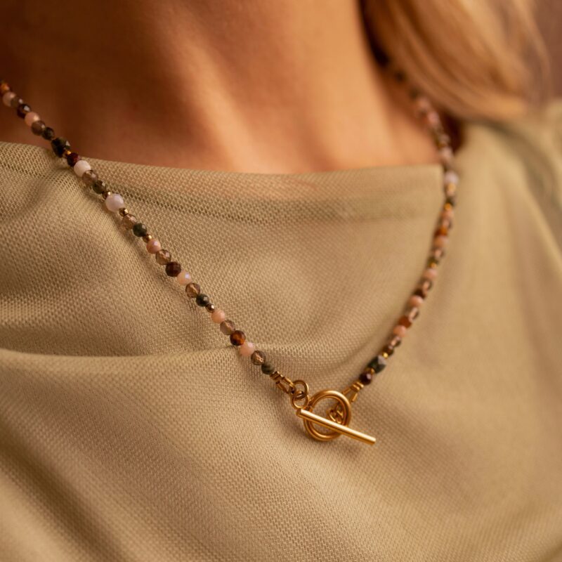 Naszyjnik z zapięciem toggle "Natural tone" - stal szlachetna pozłacana, kamienie naturalne