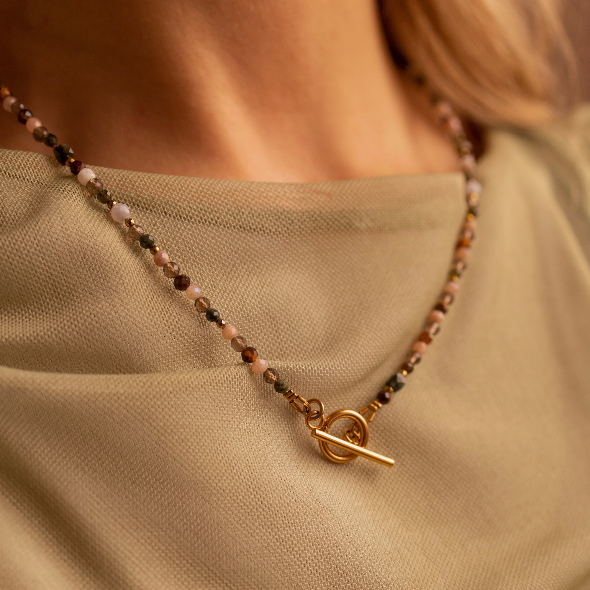 Naszyjnik z zapięciem toggle Natural tone – stal szlachetna pozłacana, kamienie naturalne