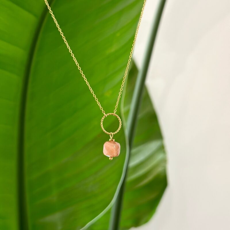 Naszyjnik "Peach Fuzz" - kamień słoneczny