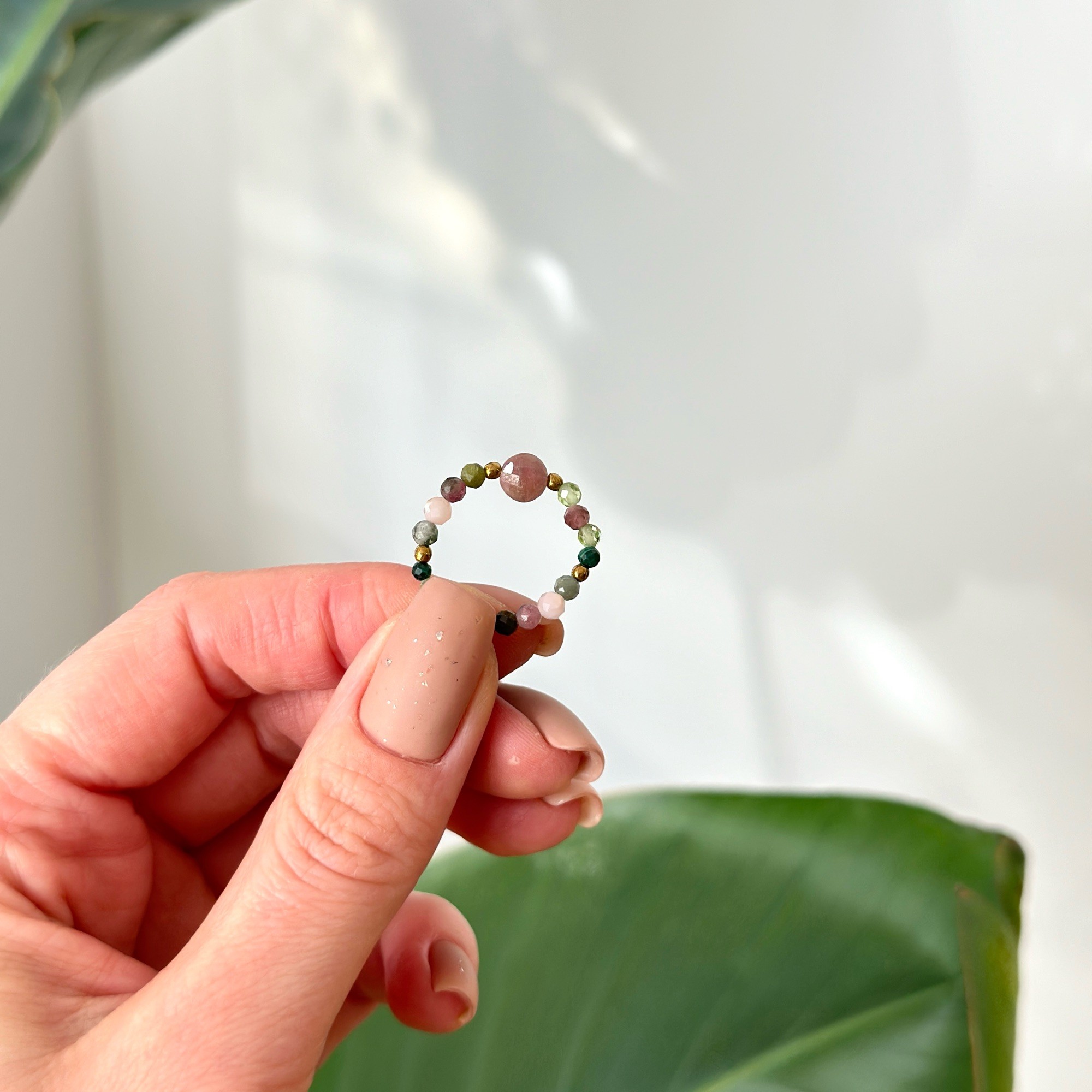 Pierścionek elastyczny „Spring time” – kamienie naturalne