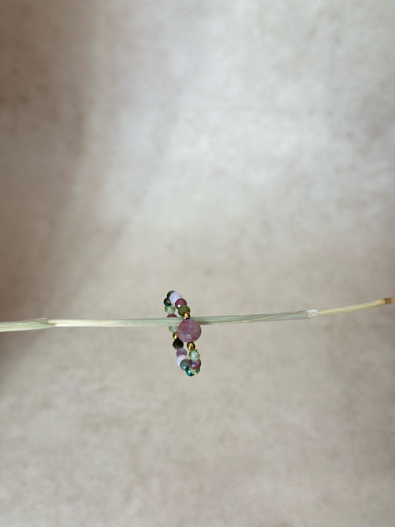 Pierścionek elastyczny „Spring time” – kamienie naturalne