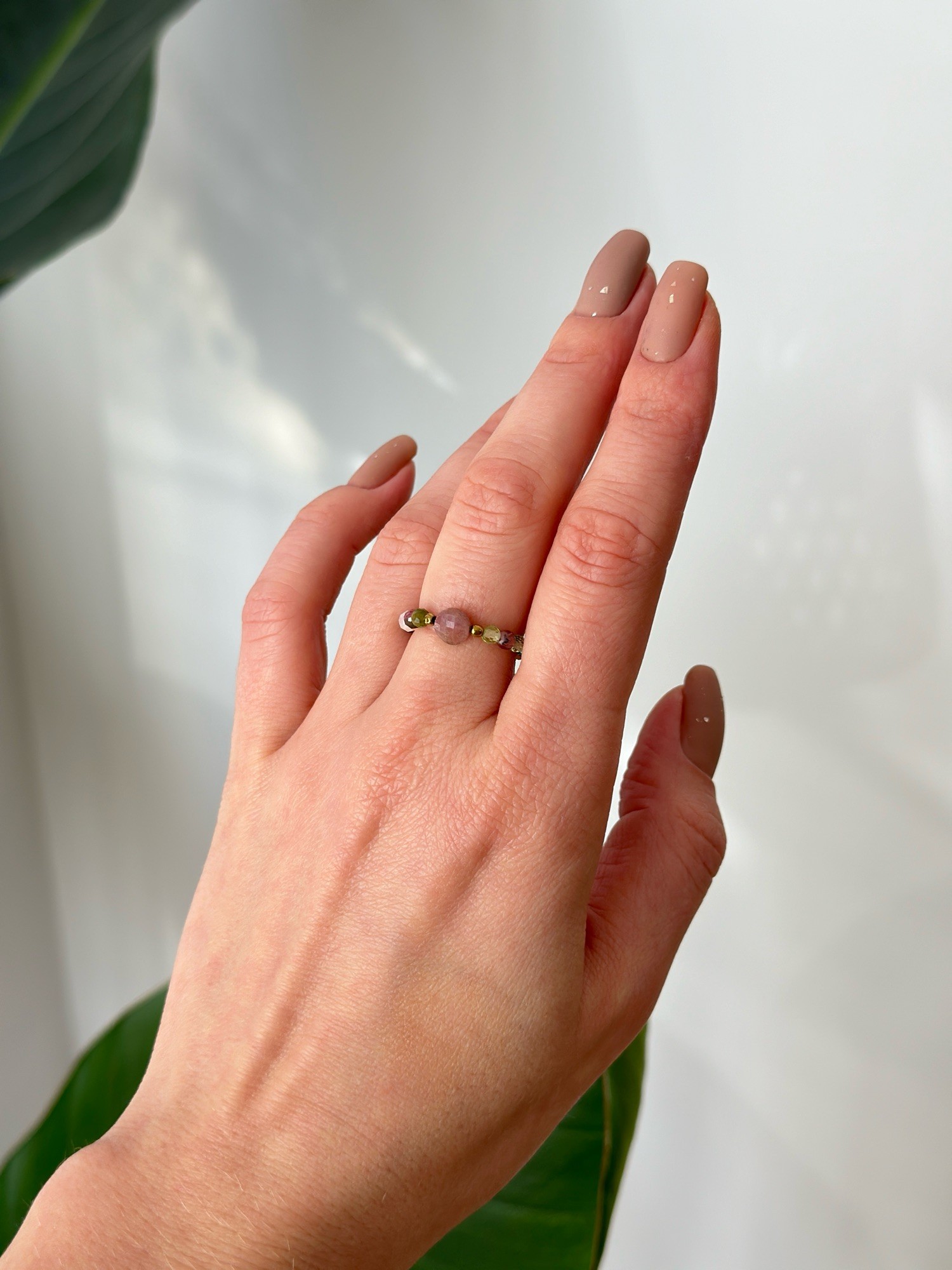 Pierścionek elastyczny „Spring time” – kamienie naturalne