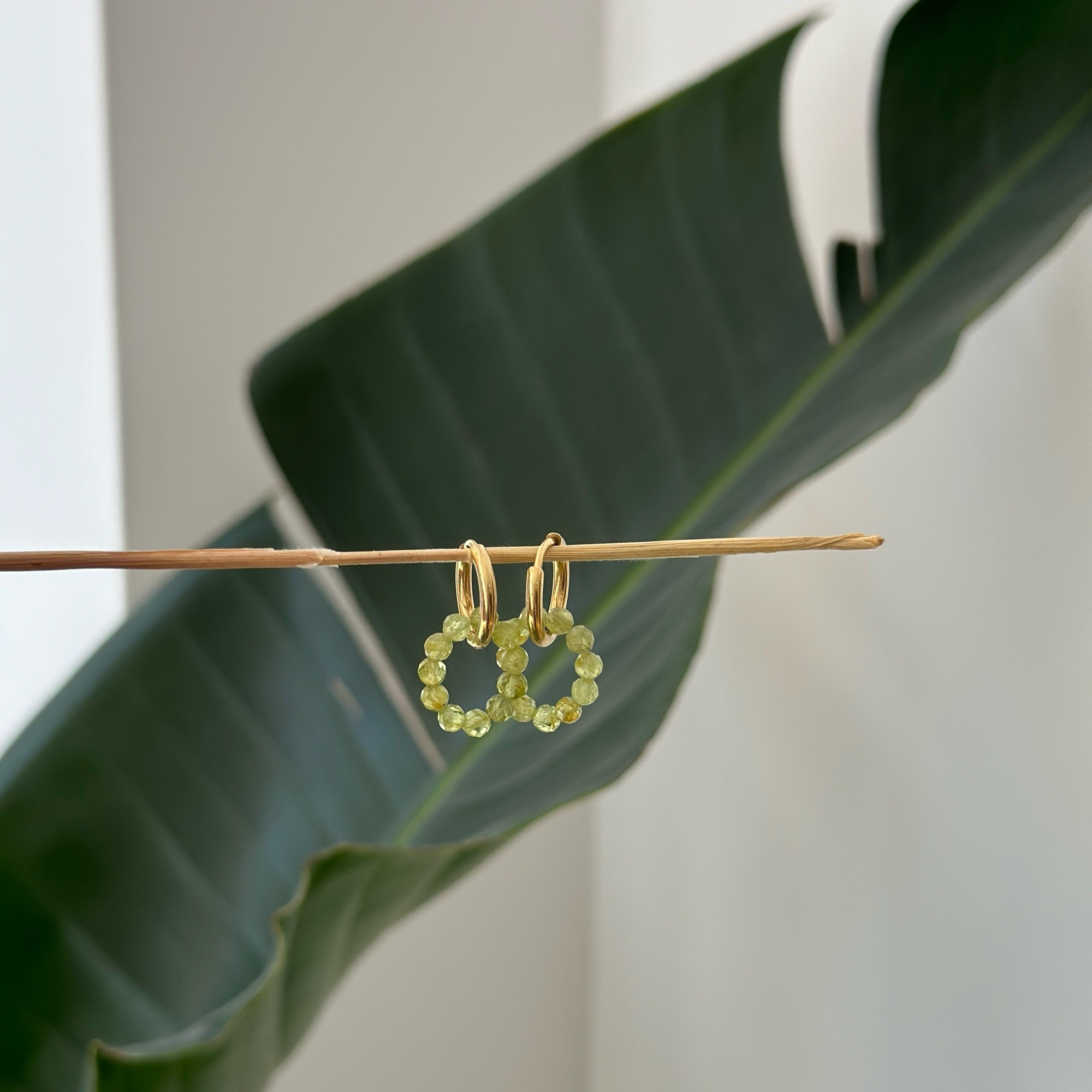 Kolczyki „Peridot hoop” – kolczyki z Oliwinem, stal szlachetna