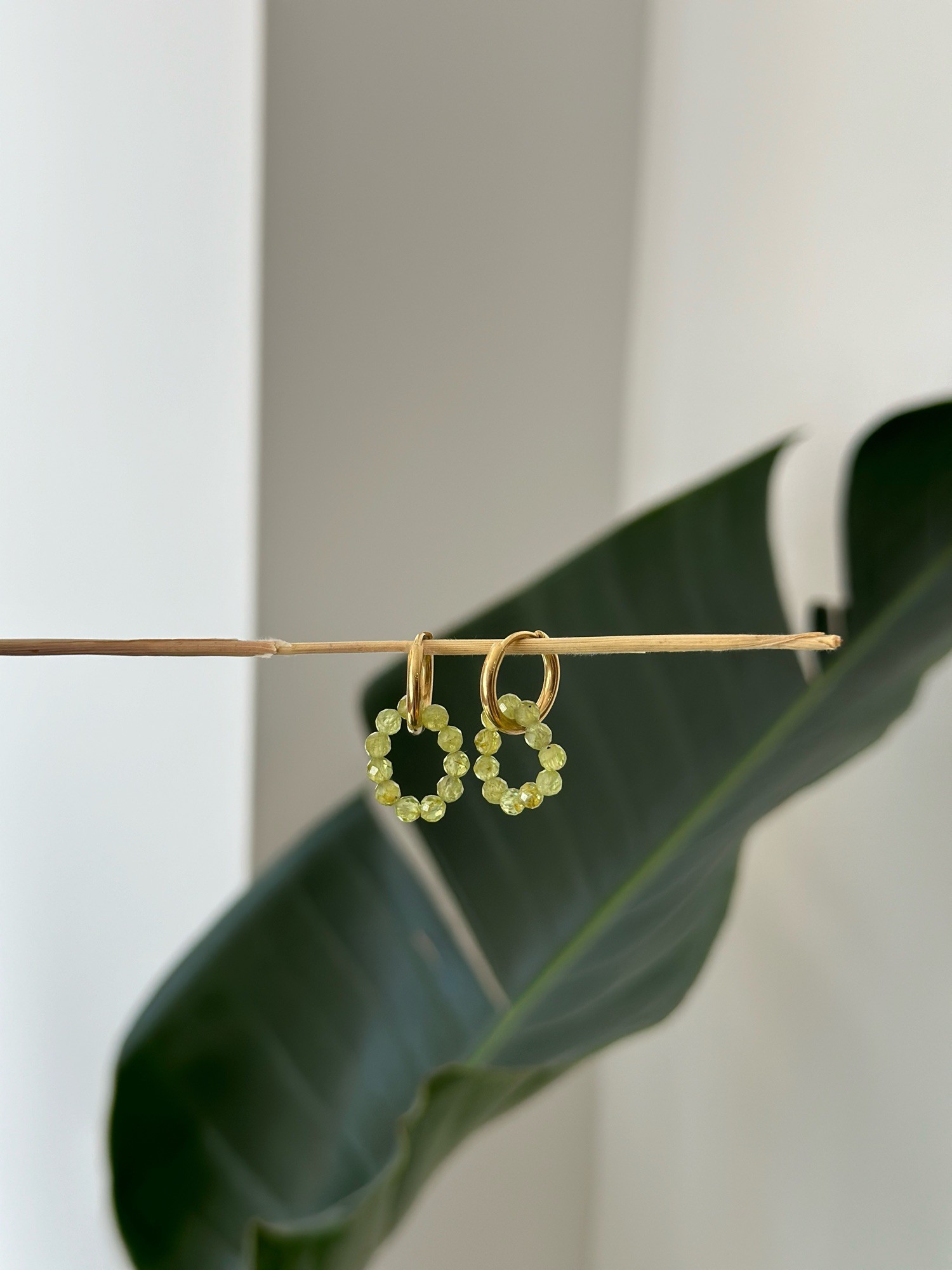 Kolczyki „Peridot hoop” – kolczyki z Oliwinem, stal szlachetna