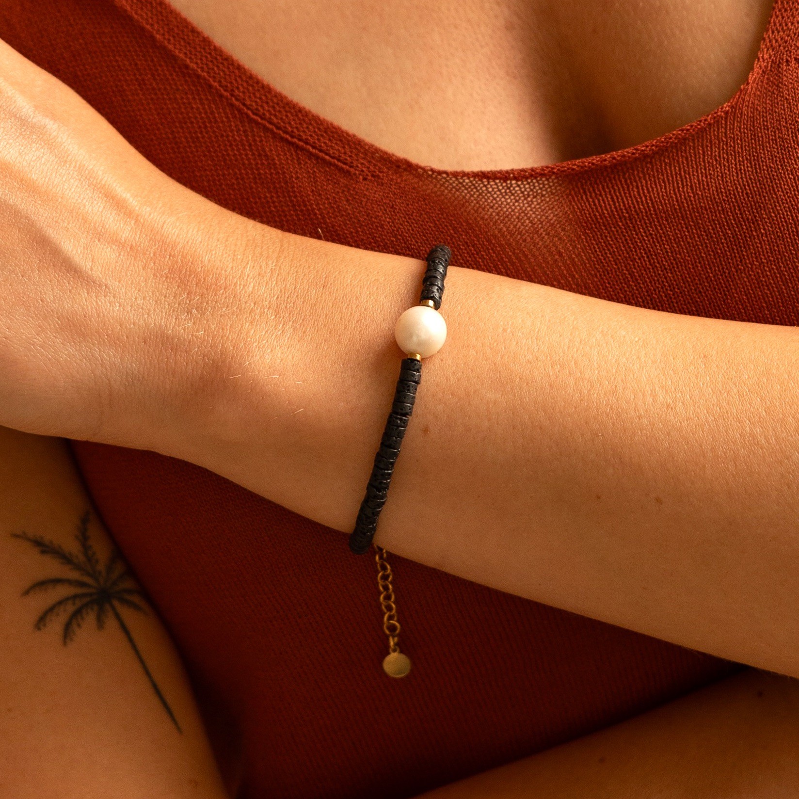 Bransoletka Etna Pearl – bransoletka z lawy wulkanicznej, perła słodkowodna