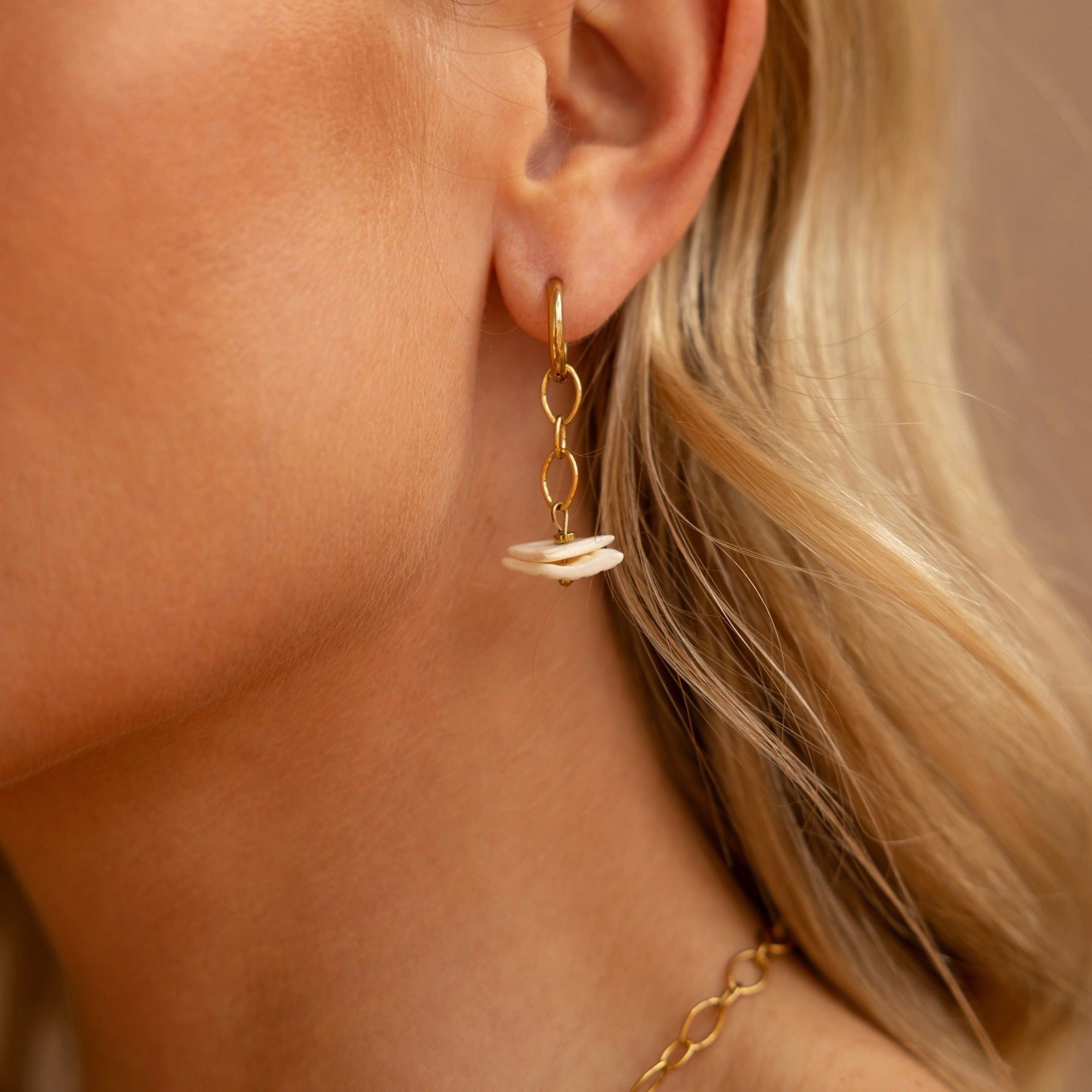 Kolczyki wiszące Shell chain – kolczyki z muszlą