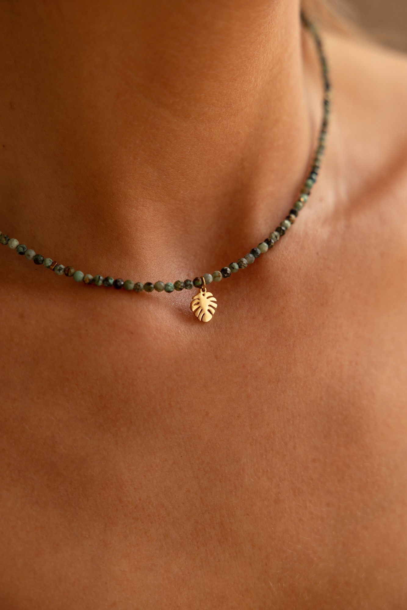 Naszyjnik typu choker „African monstera” – Turkus afrykański