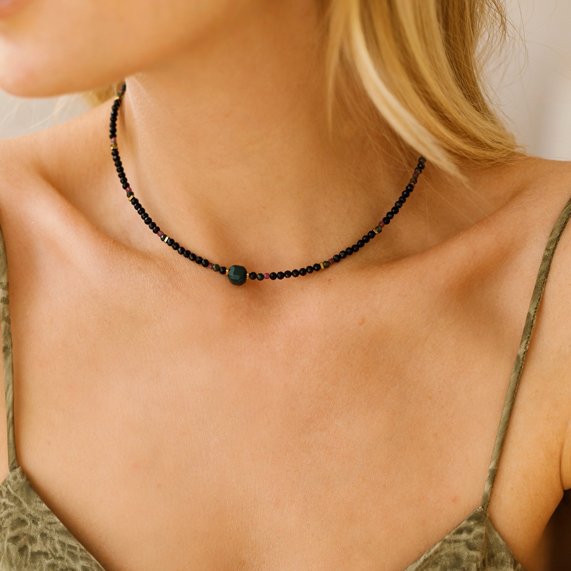 Naszyjnik typu choker Green balance – Turmalin, Agat, Rubin