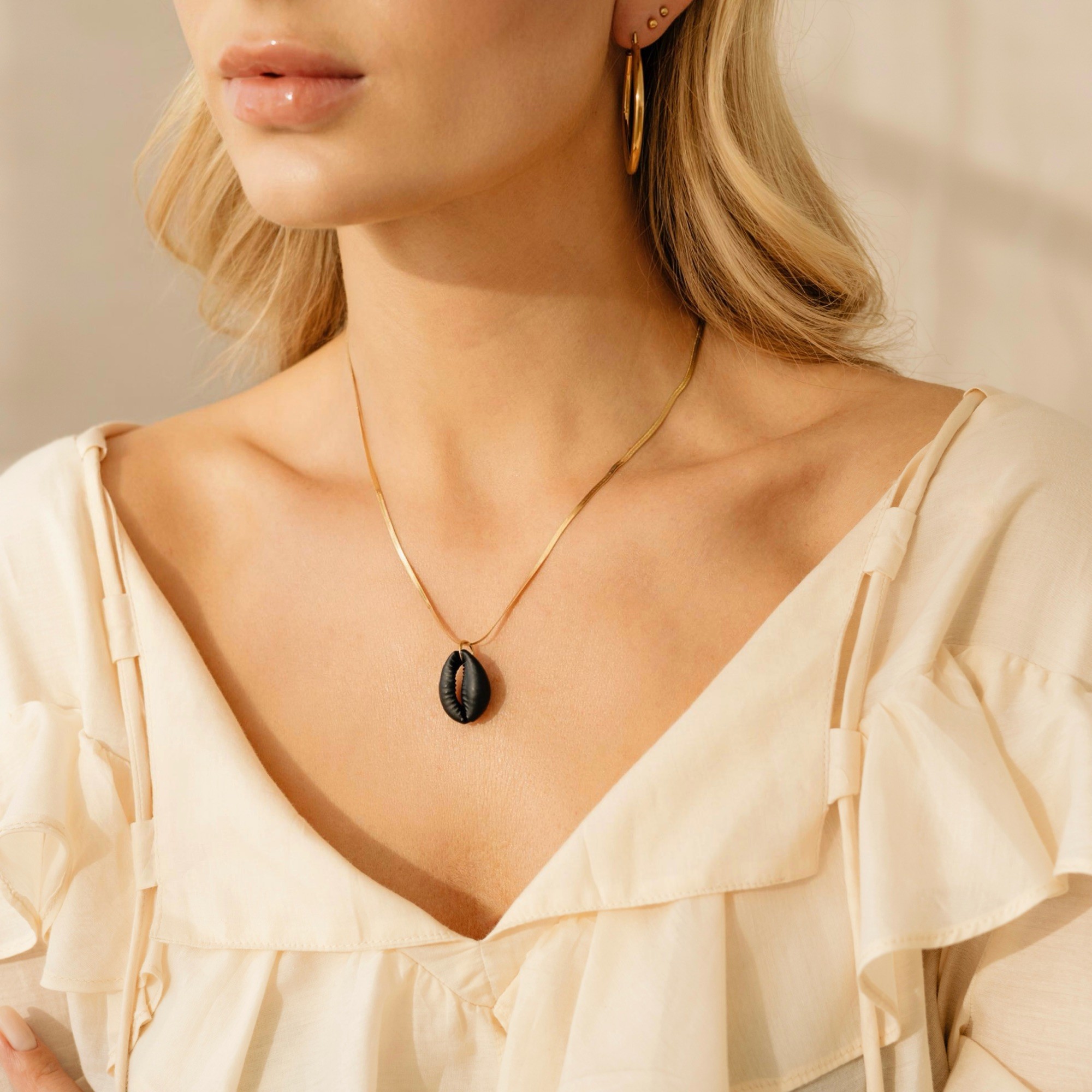 Naszyjnik typu żmijka Tiny silk Black shell