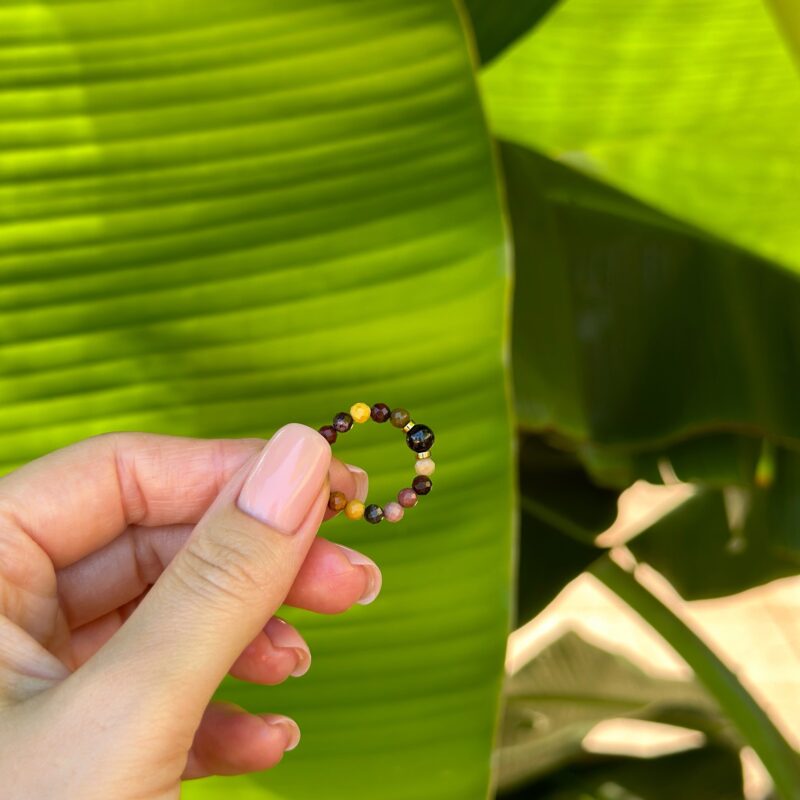 Pierścionek elastyczny "Golden vibe" - Mokait, Granat