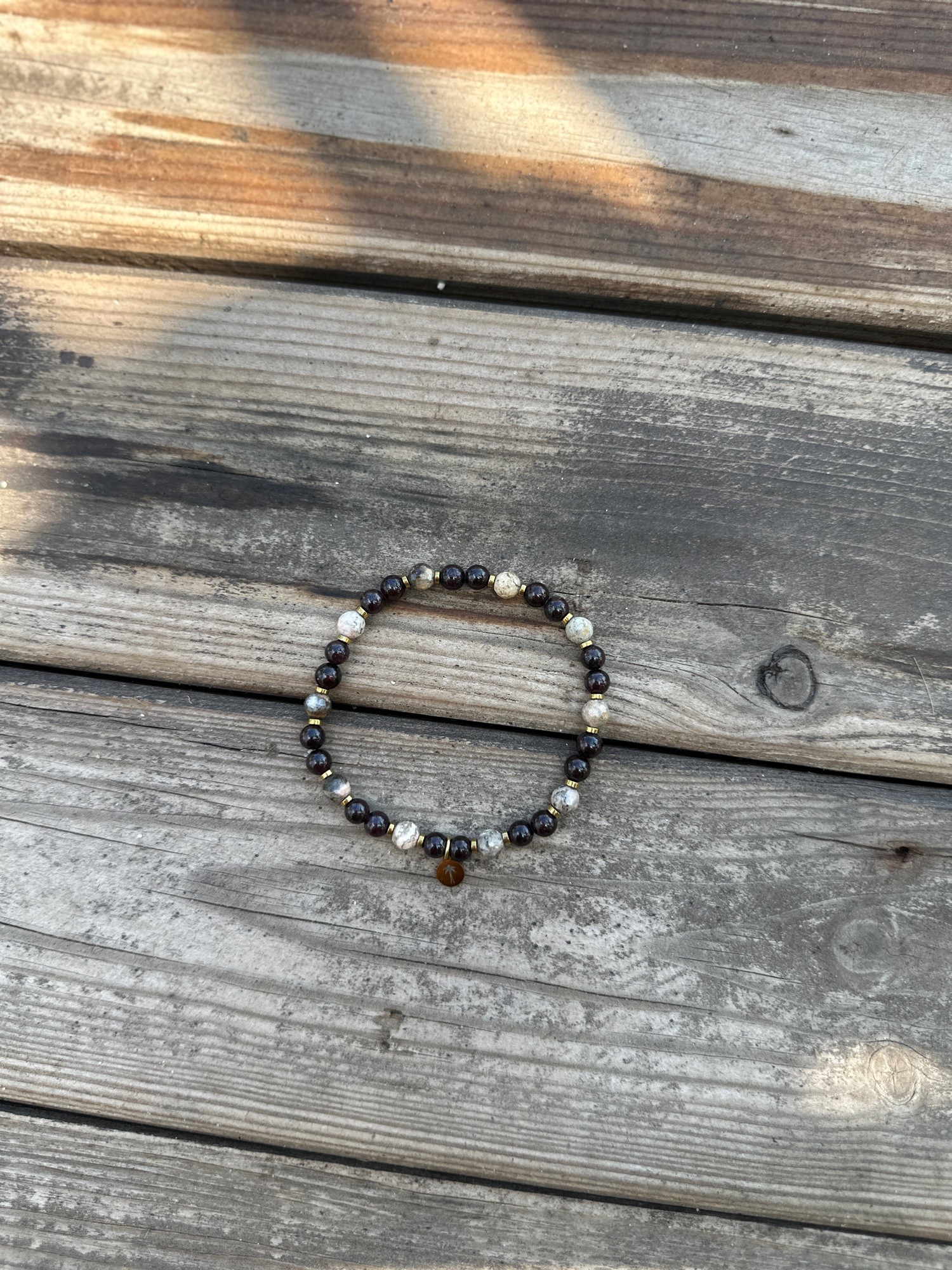 Bransoletka elastyczna Golden vibe – Granat, Rodonit