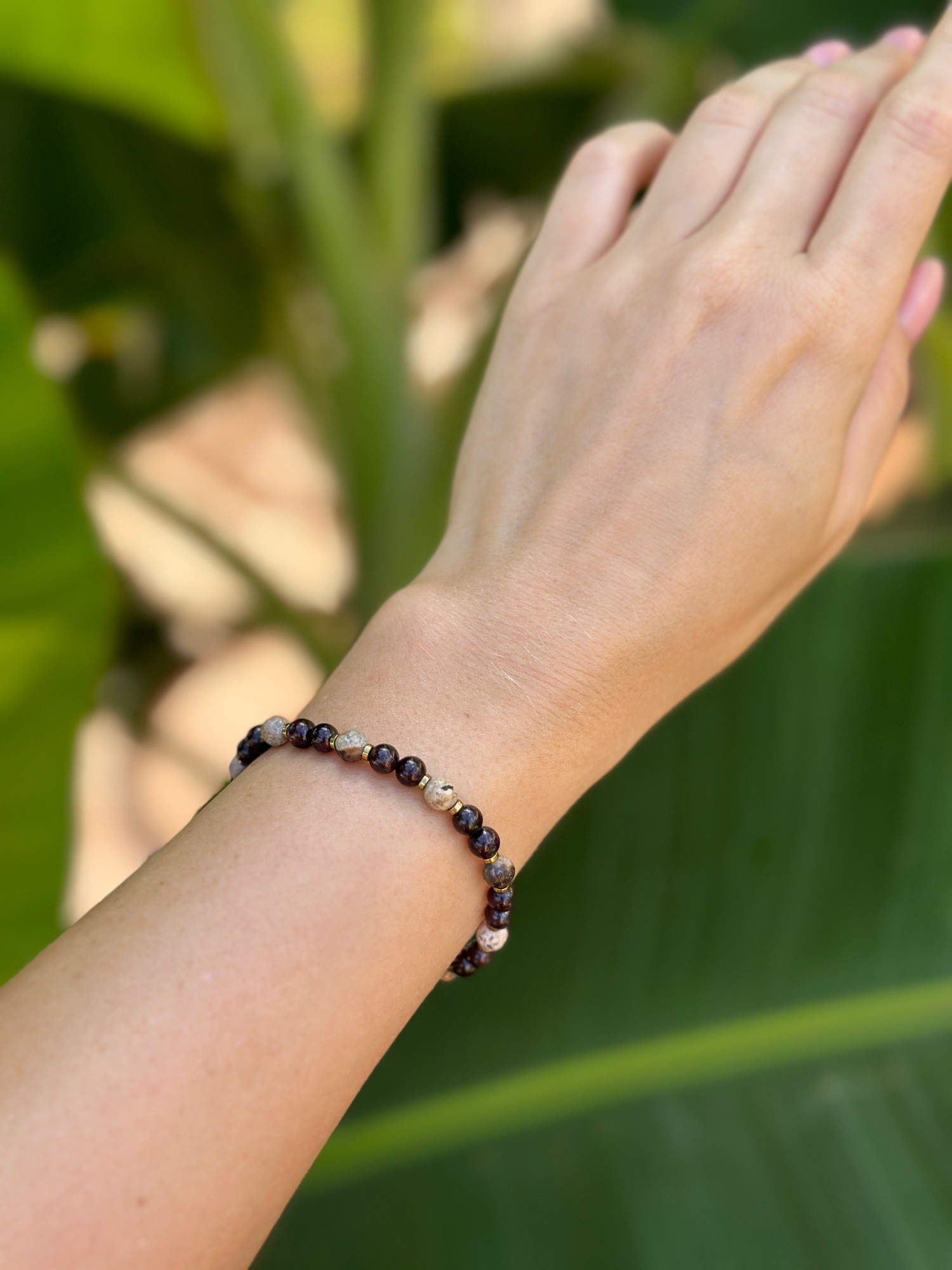 Bransoletka elastyczna Golden vibe – Granat, Rodonit