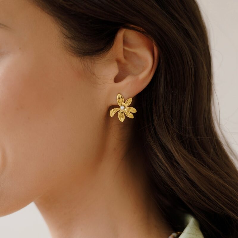 Kolczyki Minimal pearl flower - perła słodkowodna, pozłacana stal szlachetna