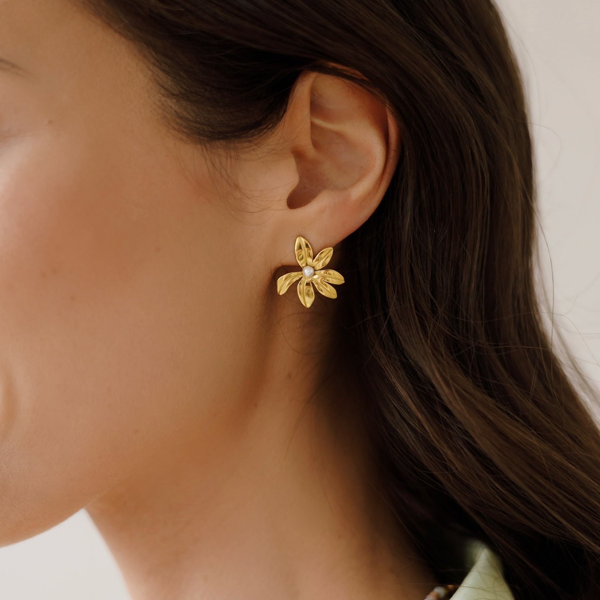 Kolczyki Minimal pearl flower – perła słodkowodna, pozłacana stal szlachetna