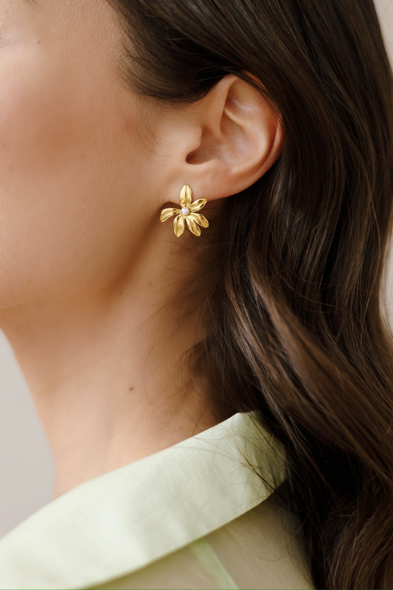 Kolczyki Minimal pearl flower – perła słodkowodna, pozłacana stal szlachetna