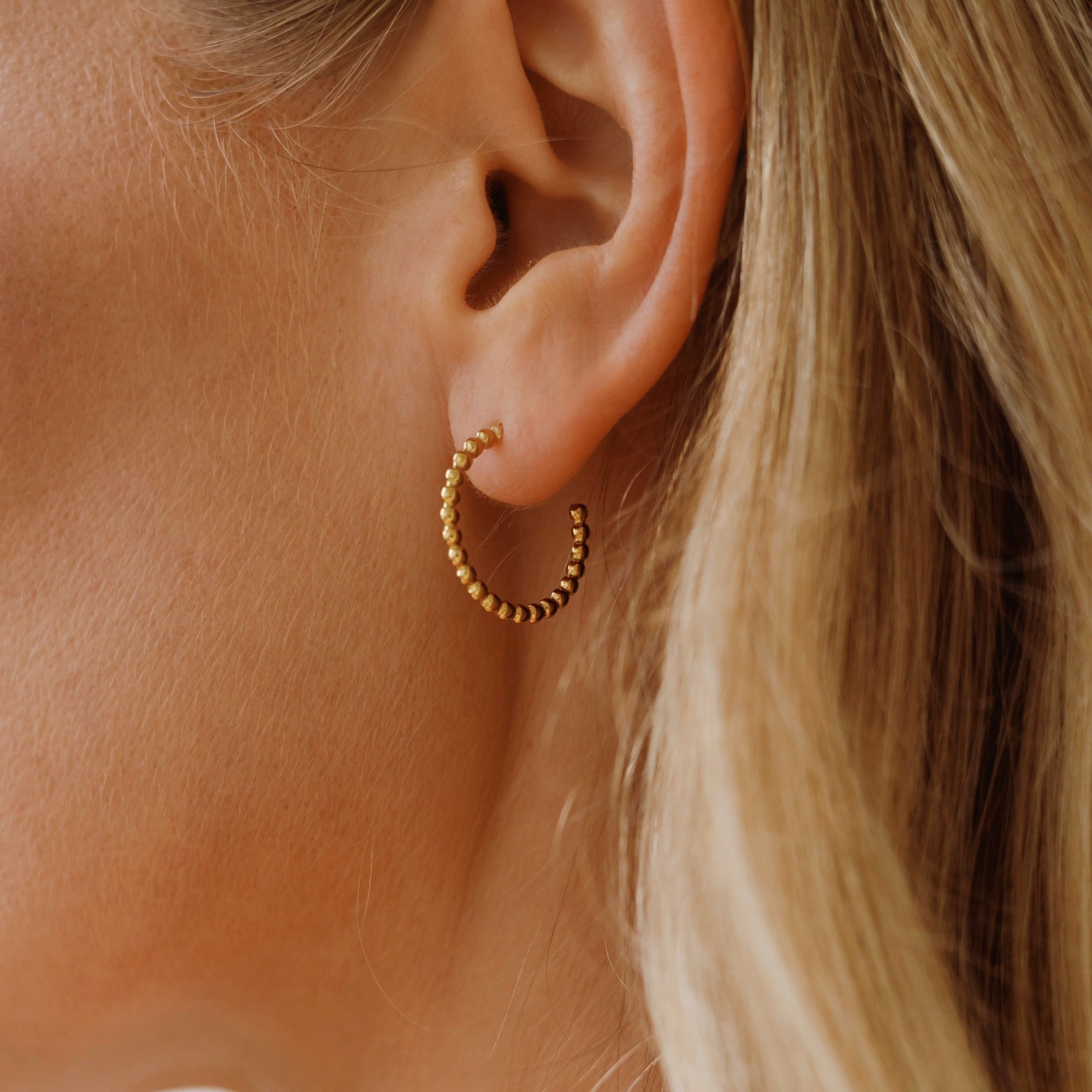 Kolczyki Vitality dot – pozłacana stal szlachetna