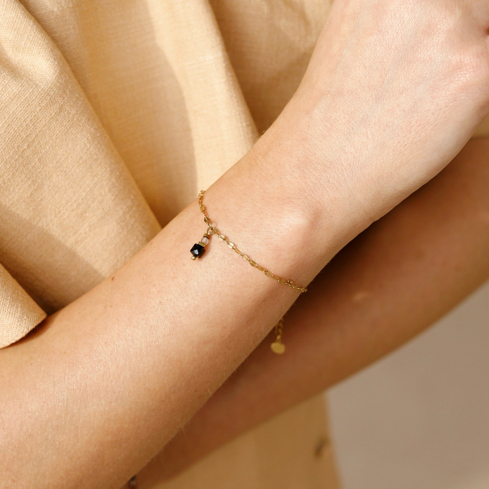 Bransoletka Stop negativity – Turmalin czarny, Cyrkon, pozłacana stal szlachetna