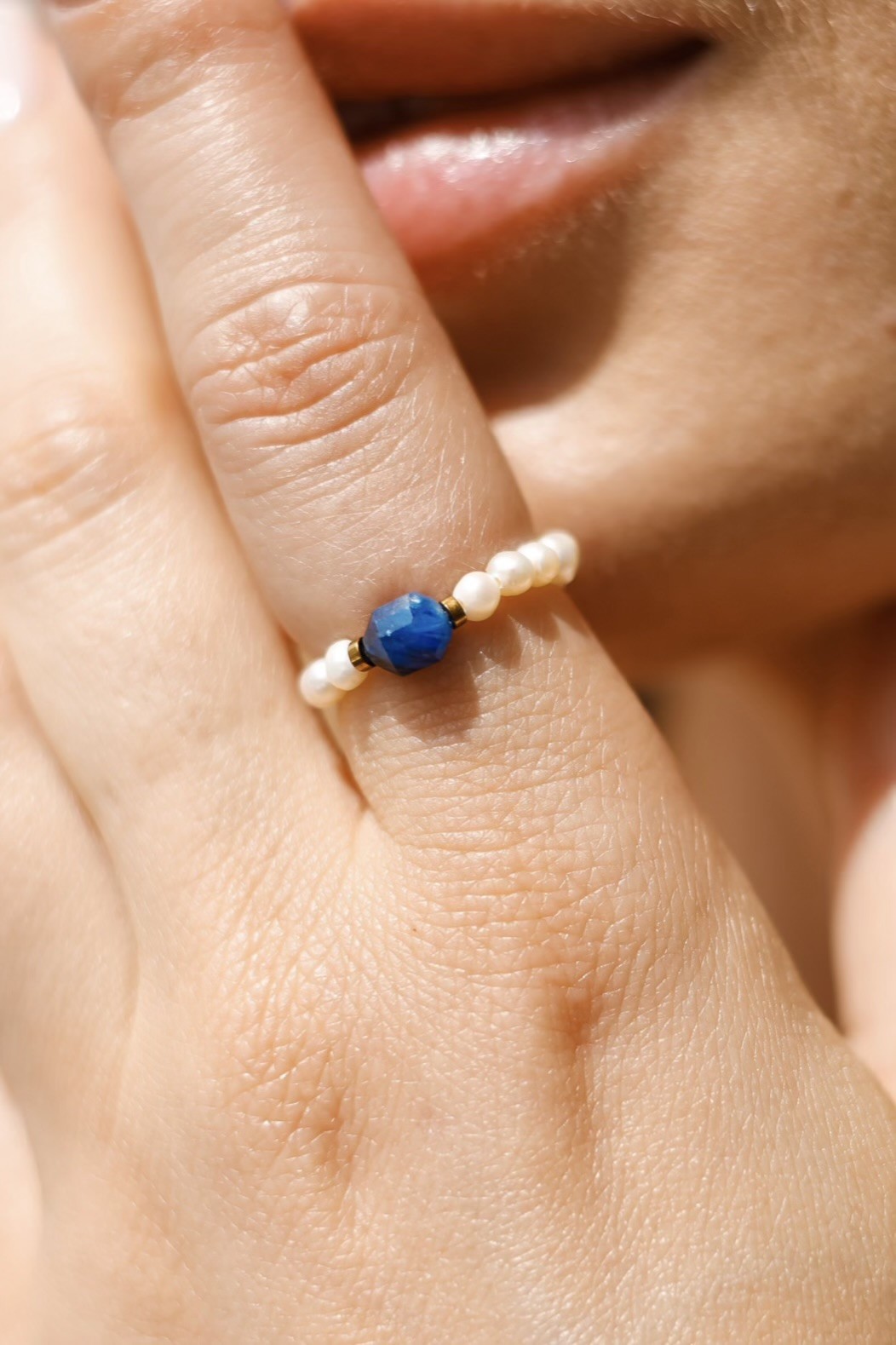 Pierścionek elastyczny Shell coast – perła słodkowodna, Kyanit niebieski