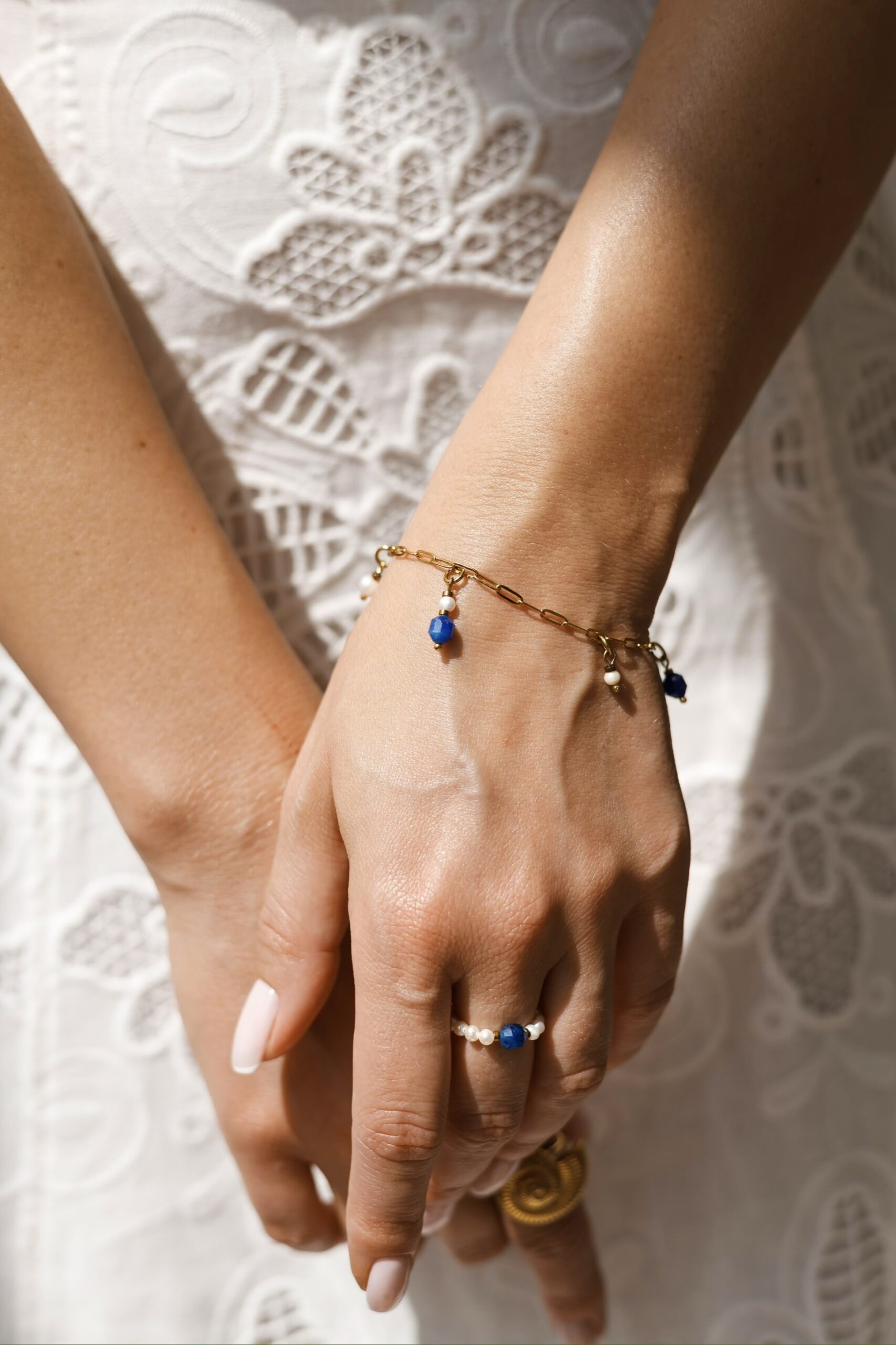 Pierścionek elastyczny Shell coast – perła słodkowodna, Kyanit niebieski