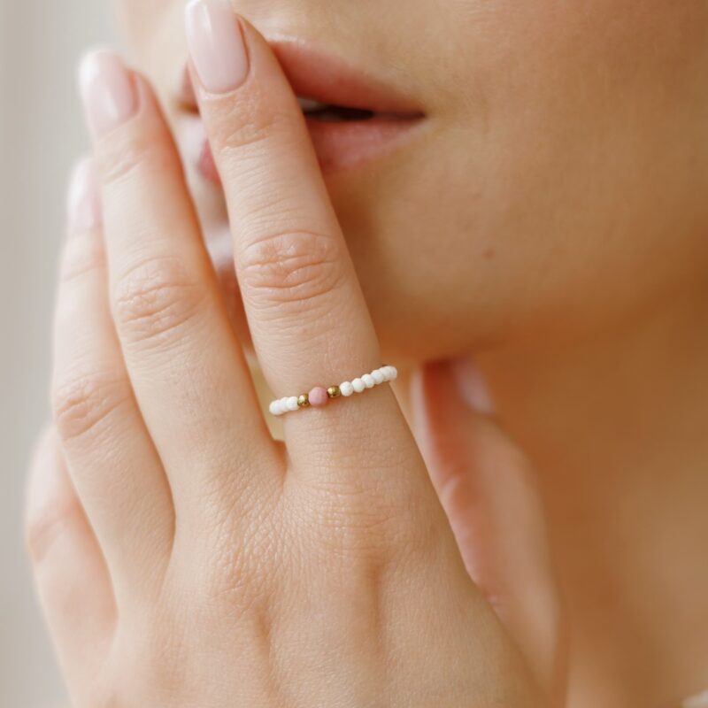 Pierścionek elastyczny Inner peace - Howlit, Rodonit