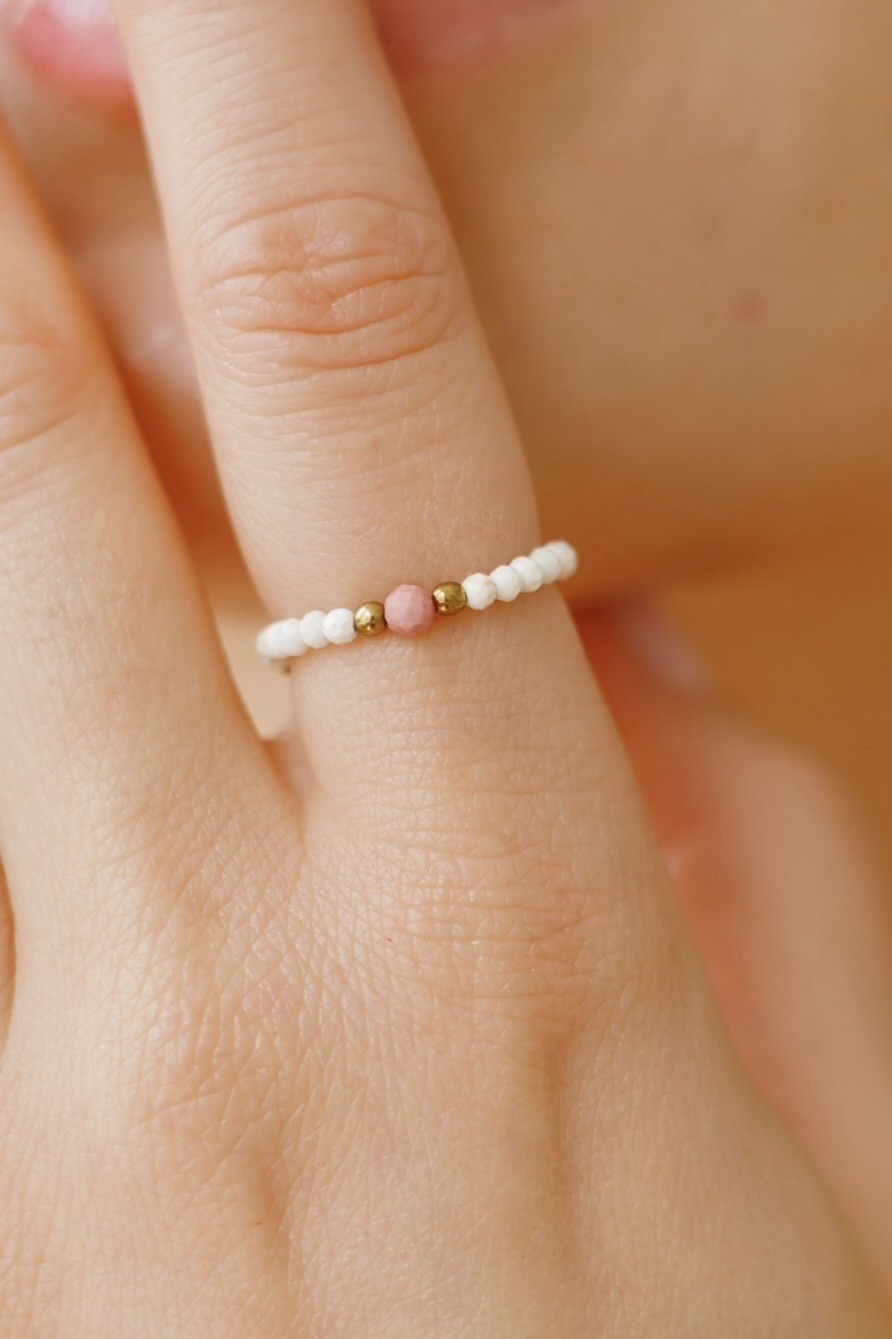 Pierścionek elastyczny Inner peace – Howlit, Rodonit