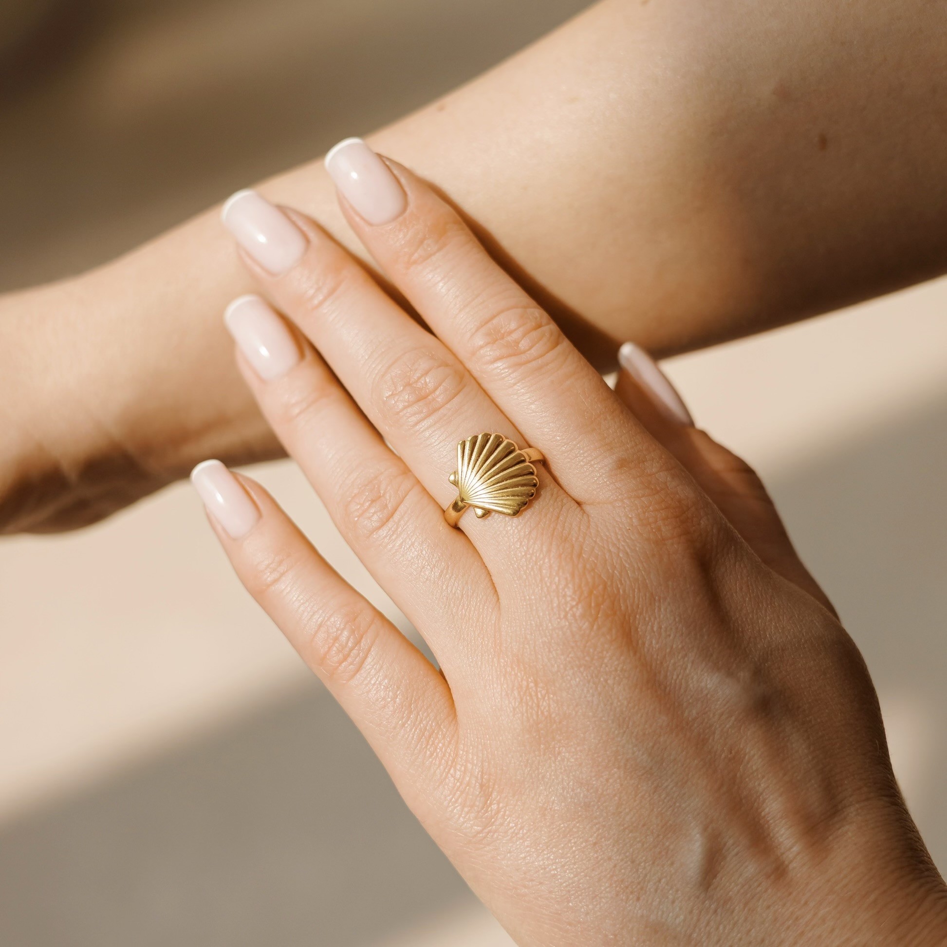 Pierścionek Shell story – stal szlachetna