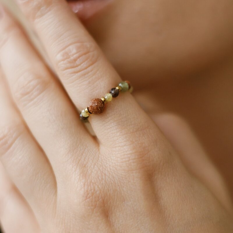 Pierścionek elastyczny Golden hour - Apatyt zielony, Granat zielony, Perła słodkowodna, Hematyt, Kwarc dymny