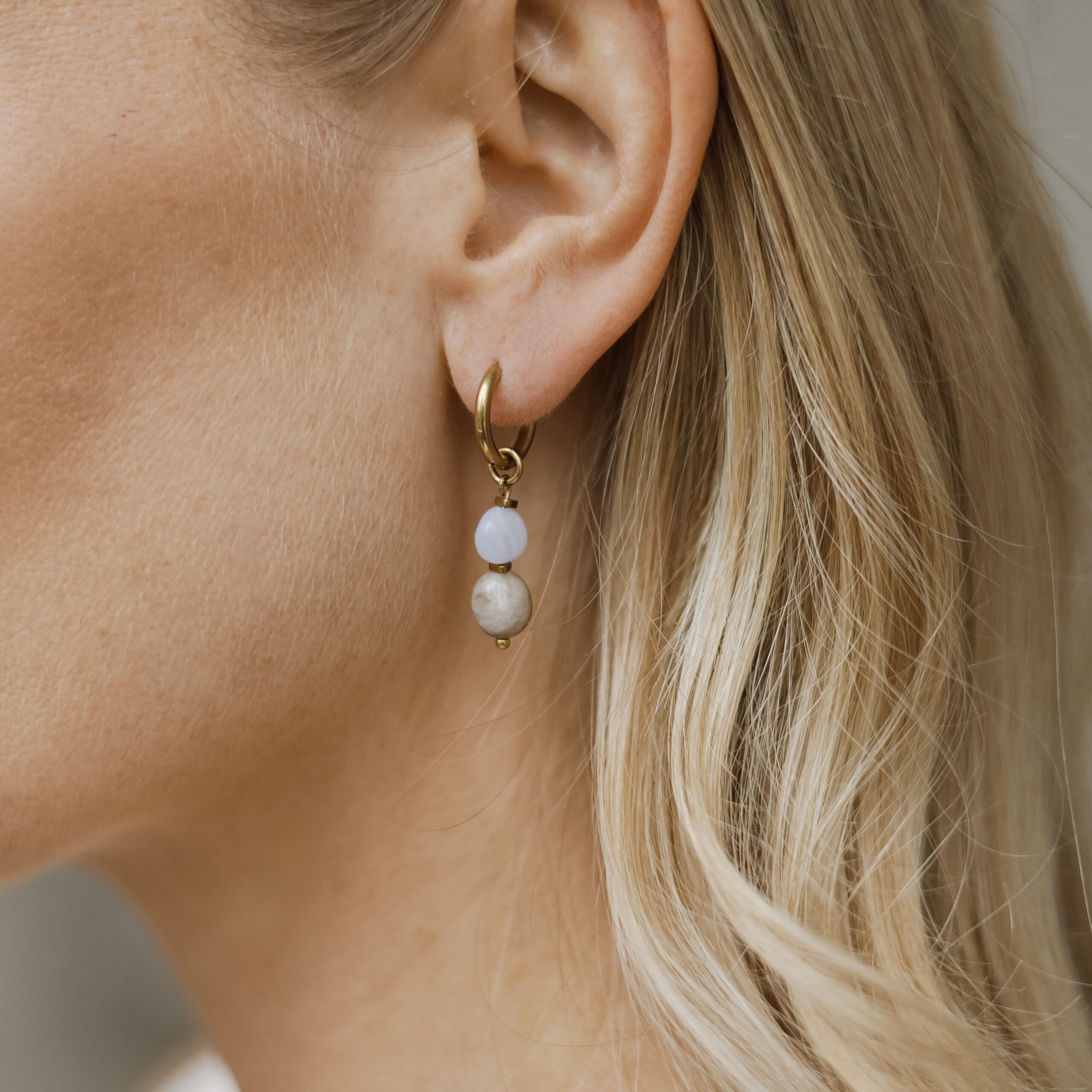 Kolczyki ze stali szlachetnej z naturalnym kamieniem – Blue pastel